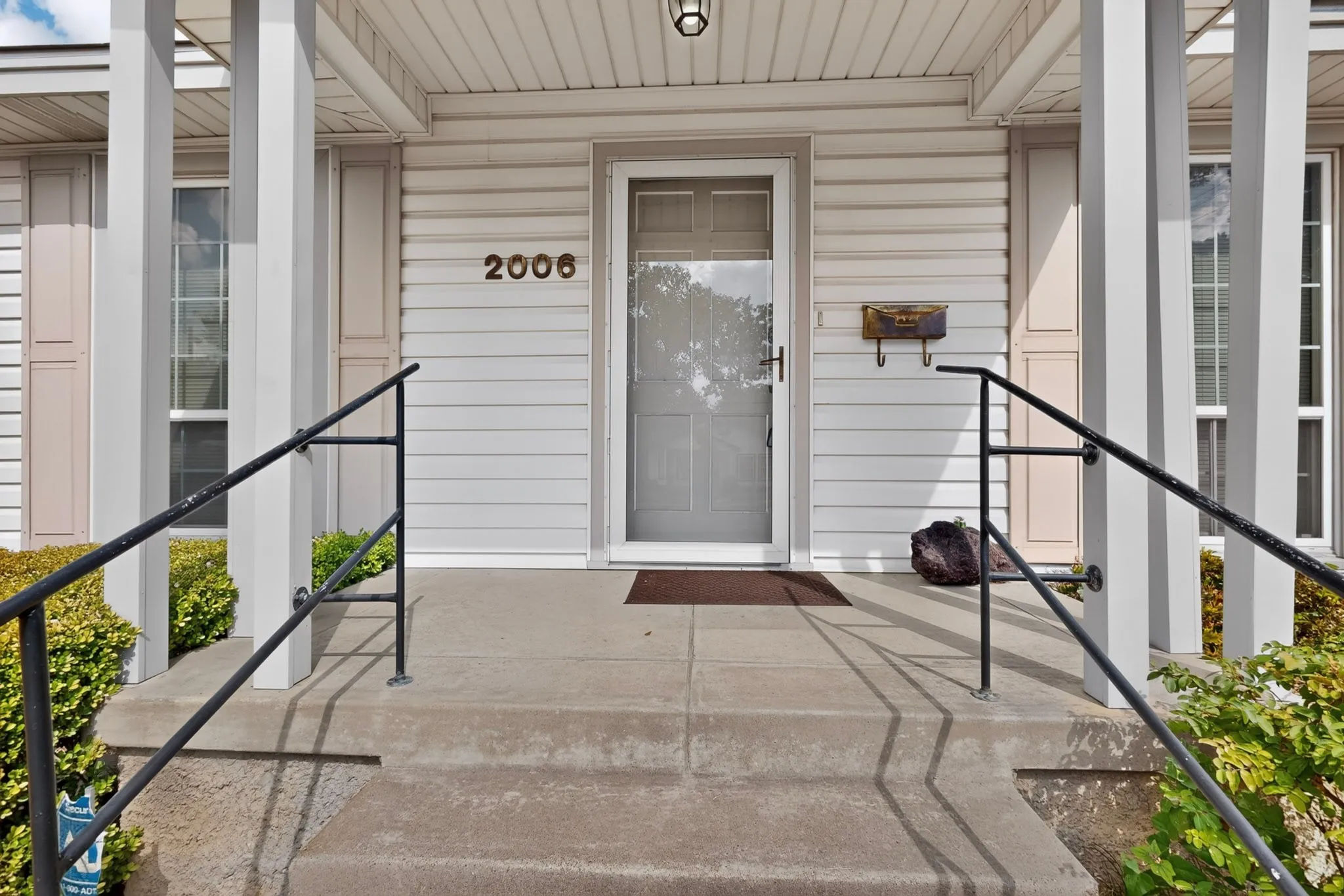 Single Family Residence For Sale in Dallas County , 2006 S Ewing Avenue, Dallas, Texas 75216, 2 Bedroom, 1 Bathroom, 1 Garage spaces, 989 Sqft, built in 1940, mls#21376294, Real Estate Agent in Dallas, Homes For Sale in Dallas county, Homes For Sale in Dallas, Realtor in Dallas Texas, Real Estate Brokerage Independent Realty Texas, Luminita Cordes Realtor