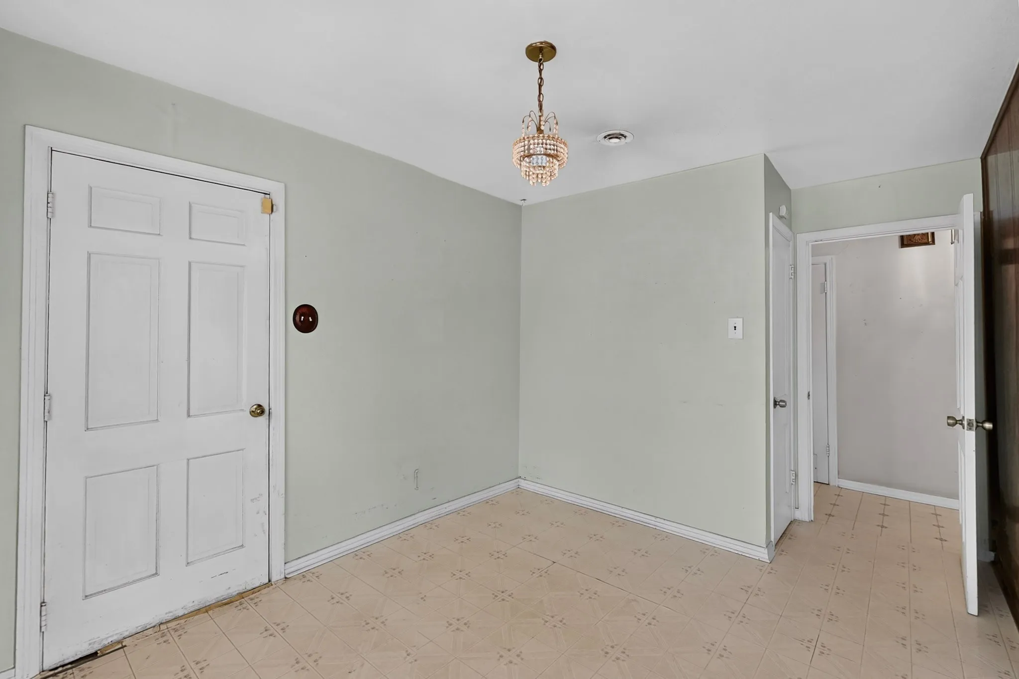 Single Family Residence For Sale in Dallas County , 2006 S Ewing Avenue, Dallas, Texas 75216, 2 Bedroom, 1 Bathroom, 1 Garage spaces, 989 Sqft, built in 1940, mls#21376294, Real Estate Agent in Dallas, Homes For Sale in Dallas county, Homes For Sale in Dallas, Realtor in Dallas Texas, Real Estate Brokerage Independent Realty Texas, Luminita Cordes Realtor