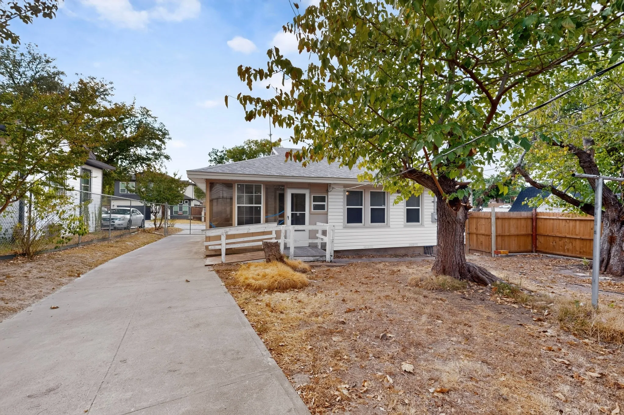 Single Family Residence For Sale in Dallas County , 2006 S Ewing Avenue, Dallas, Texas 75216, 2 Bedroom, 1 Bathroom, 1 Garage spaces, 989 Sqft, built in 1940, mls#21376294, Real Estate Agent in Dallas, Homes For Sale in Dallas county, Homes For Sale in Dallas, Realtor in Dallas Texas, Real Estate Brokerage Independent Realty Texas, Luminita Cordes Realtor