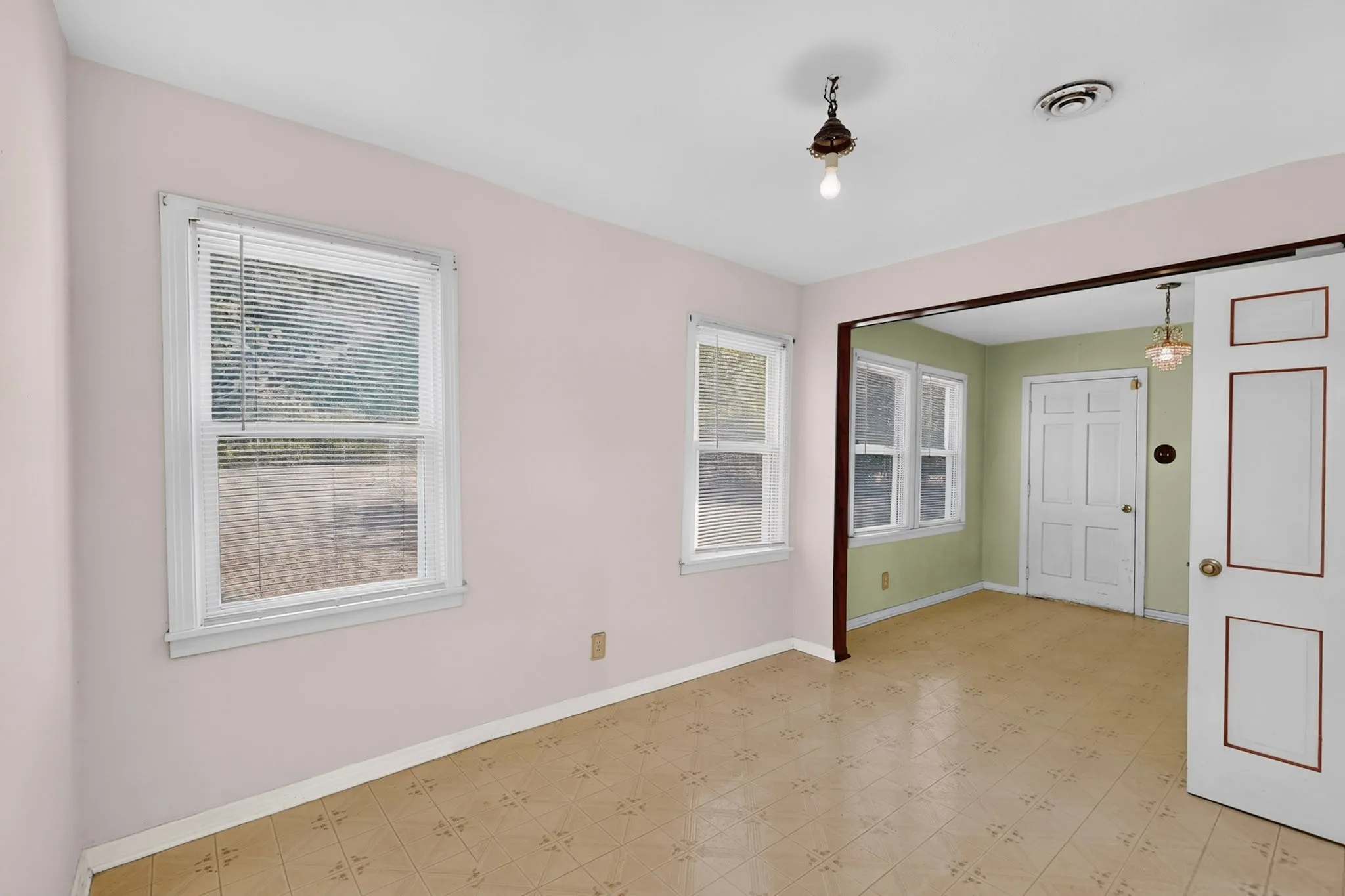 Single Family Residence For Sale in Dallas County , 2006 S Ewing Avenue, Dallas, Texas 75216, 2 Bedroom, 1 Bathroom, 1 Garage spaces, 989 Sqft, built in 1940, mls#21376294, Real Estate Agent in Dallas, Homes For Sale in Dallas county, Homes For Sale in Dallas, Realtor in Dallas Texas, Real Estate Brokerage Independent Realty Texas, Luminita Cordes Realtor