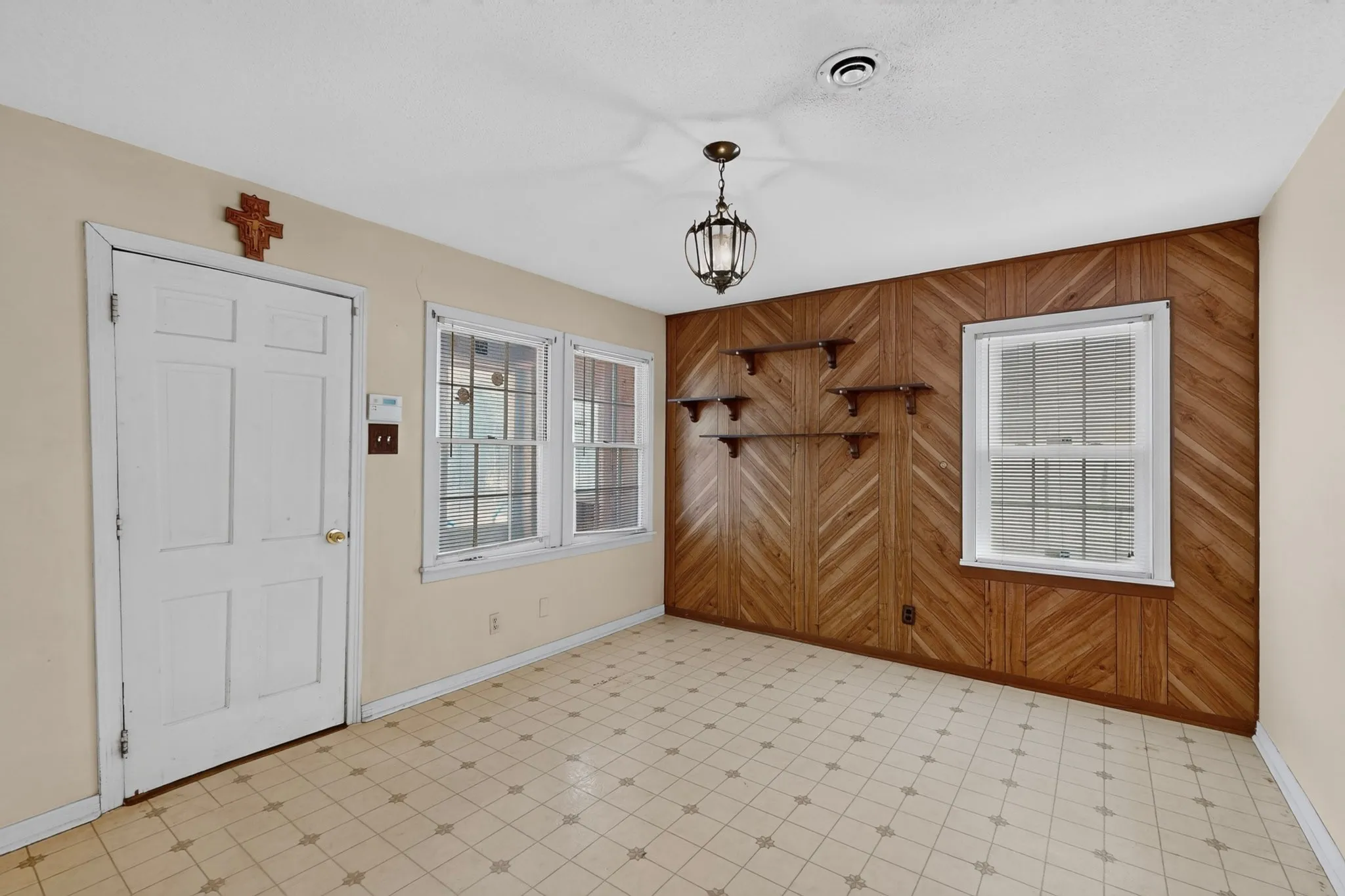 Single Family Residence For Sale in Dallas County , 2006 S Ewing Avenue, Dallas, Texas 75216, 2 Bedroom, 1 Bathroom, 1 Garage spaces, 989 Sqft, built in 1940, mls#21376294, Real Estate Agent in Dallas, Homes For Sale in Dallas county, Homes For Sale in Dallas, Realtor in Dallas Texas, Real Estate Brokerage Independent Realty Texas, Luminita Cordes Realtor