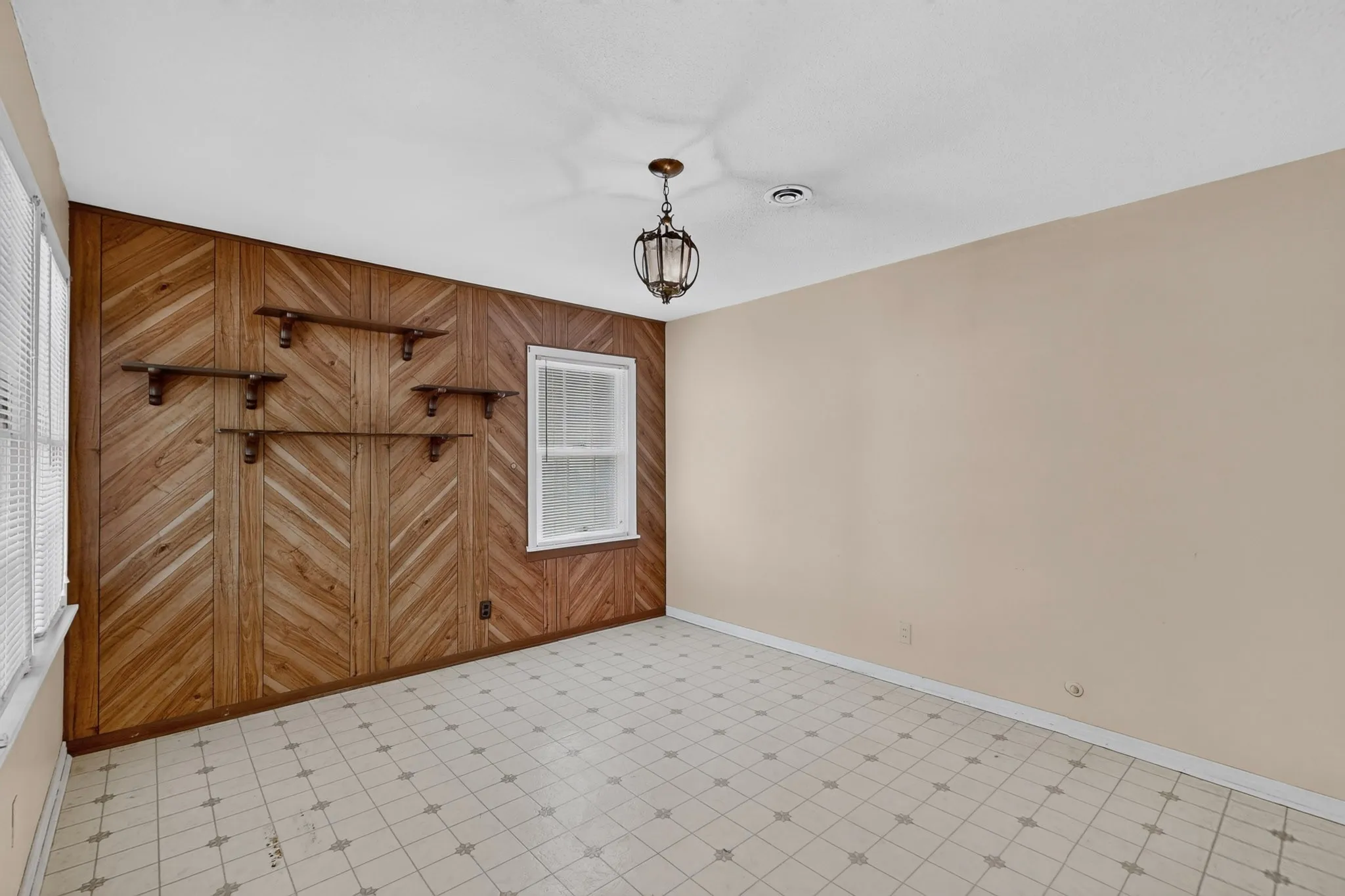 Single Family Residence For Sale in Dallas County , 2006 S Ewing Avenue, Dallas, Texas 75216, 2 Bedroom, 1 Bathroom, 1 Garage spaces, 989 Sqft, built in 1940, mls#21376294, Real Estate Agent in Dallas, Homes For Sale in Dallas county, Homes For Sale in Dallas, Realtor in Dallas Texas, Real Estate Brokerage Independent Realty Texas, Luminita Cordes Realtor