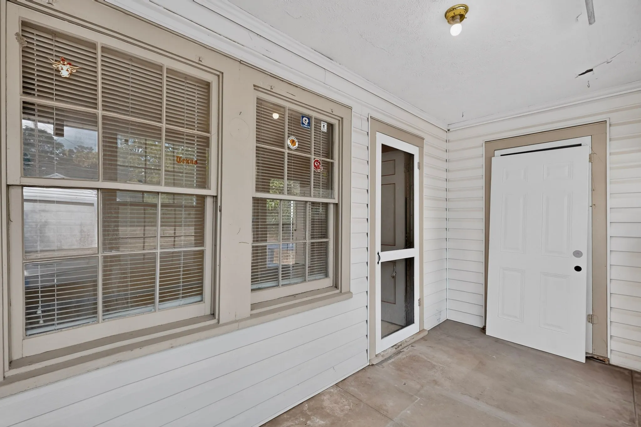 Single Family Residence For Sale in Dallas County , 2006 S Ewing Avenue, Dallas, Texas 75216, 2 Bedroom, 1 Bathroom, 1 Garage spaces, 989 Sqft, built in 1940, mls#21376294, Real Estate Agent in Dallas, Homes For Sale in Dallas county, Homes For Sale in Dallas, Realtor in Dallas Texas, Real Estate Brokerage Independent Realty Texas, Luminita Cordes Realtor