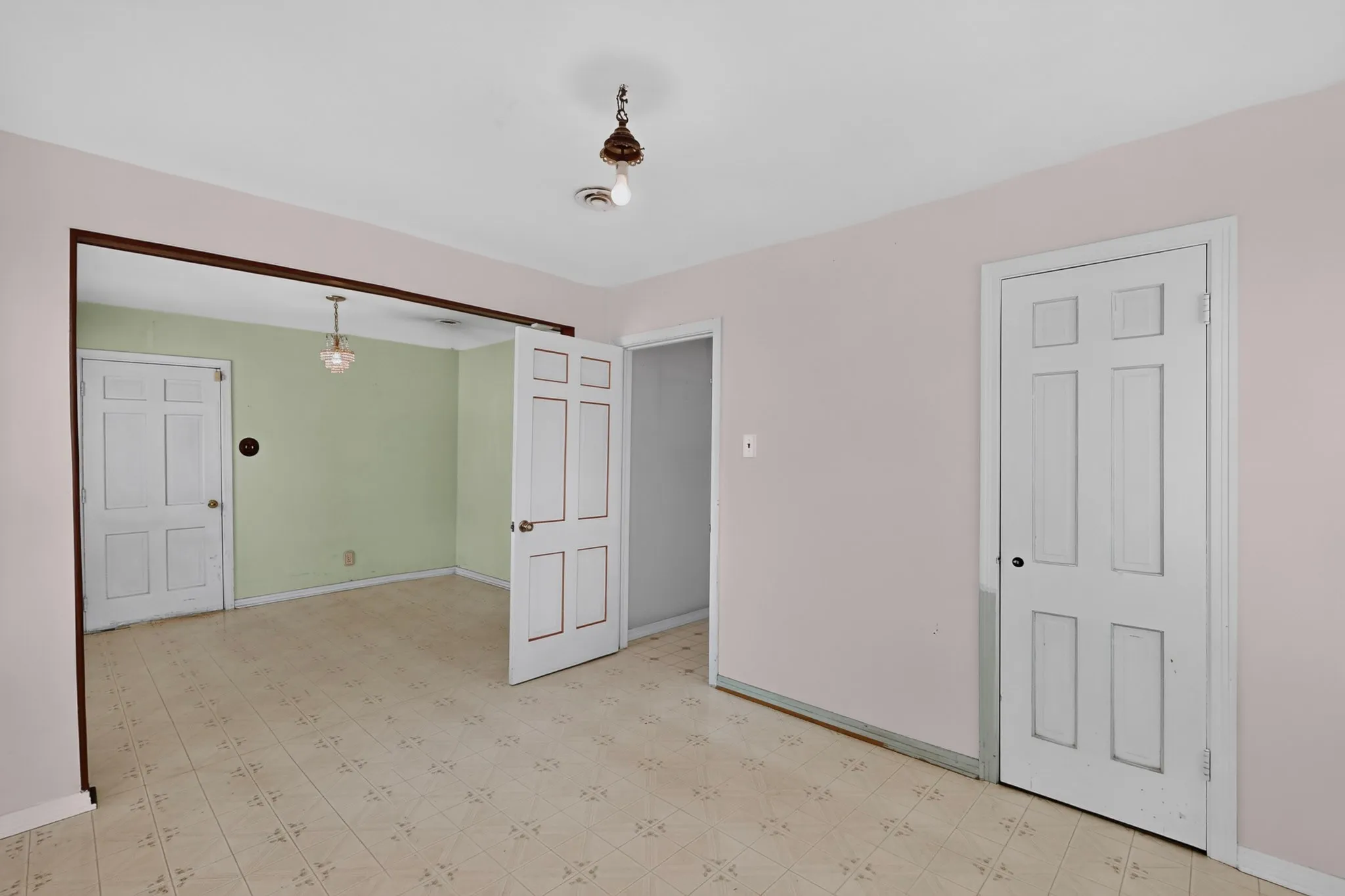 Single Family Residence For Sale in Dallas County , 2006 S Ewing Avenue, Dallas, Texas 75216, 2 Bedroom, 1 Bathroom, 1 Garage spaces, 989 Sqft, built in 1940, mls#21376294, Real Estate Agent in Dallas, Homes For Sale in Dallas county, Homes For Sale in Dallas, Realtor in Dallas Texas, Real Estate Brokerage Independent Realty Texas, Luminita Cordes Realtor