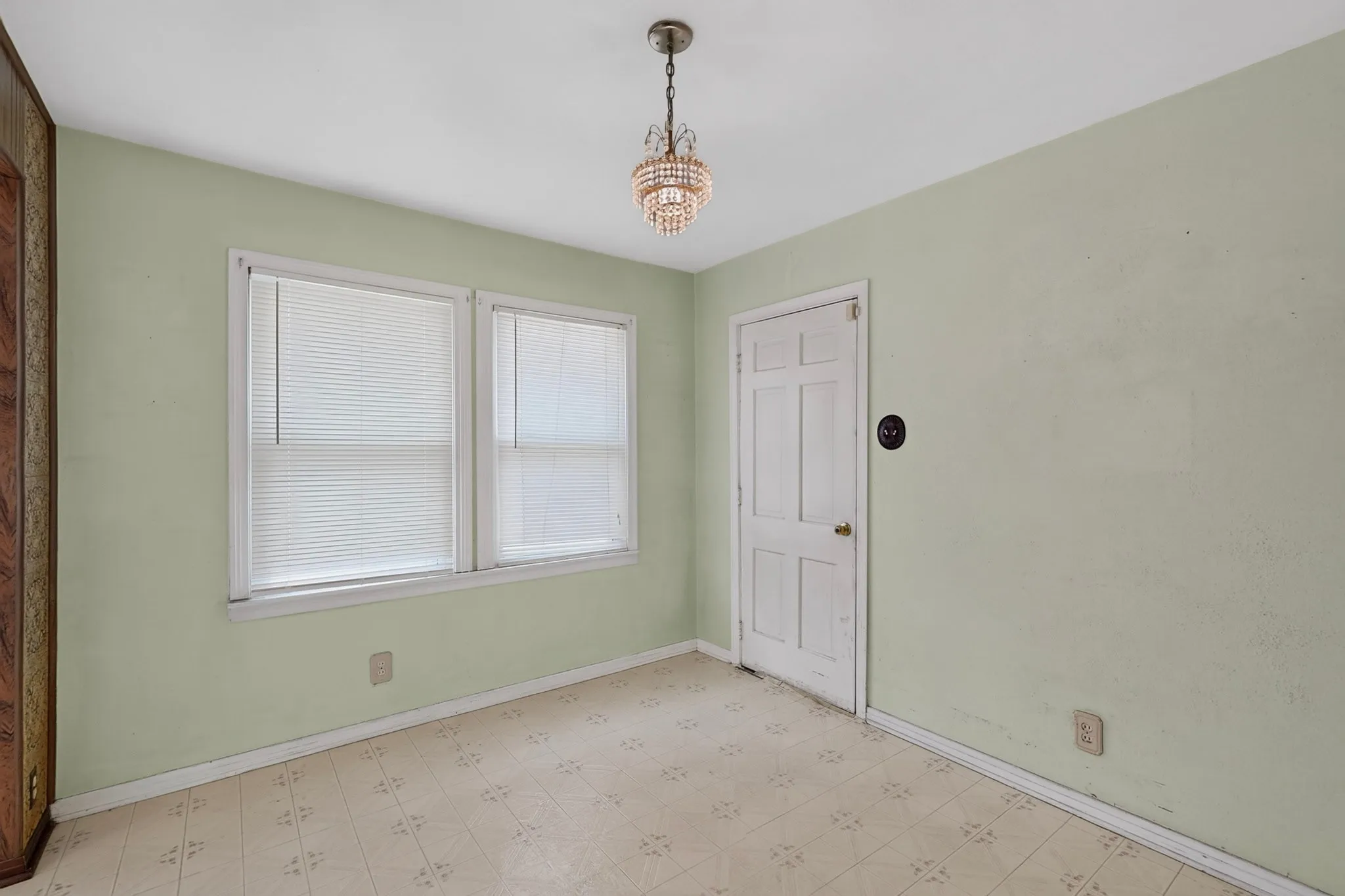 Single Family Residence For Sale in Dallas County , 2006 S Ewing Avenue, Dallas, Texas 75216, 2 Bedroom, 1 Bathroom, 1 Garage spaces, 989 Sqft, built in 1940, mls#21376294, Real Estate Agent in Dallas, Homes For Sale in Dallas county, Homes For Sale in Dallas, Realtor in Dallas Texas, Real Estate Brokerage Independent Realty Texas, Luminita Cordes Realtor