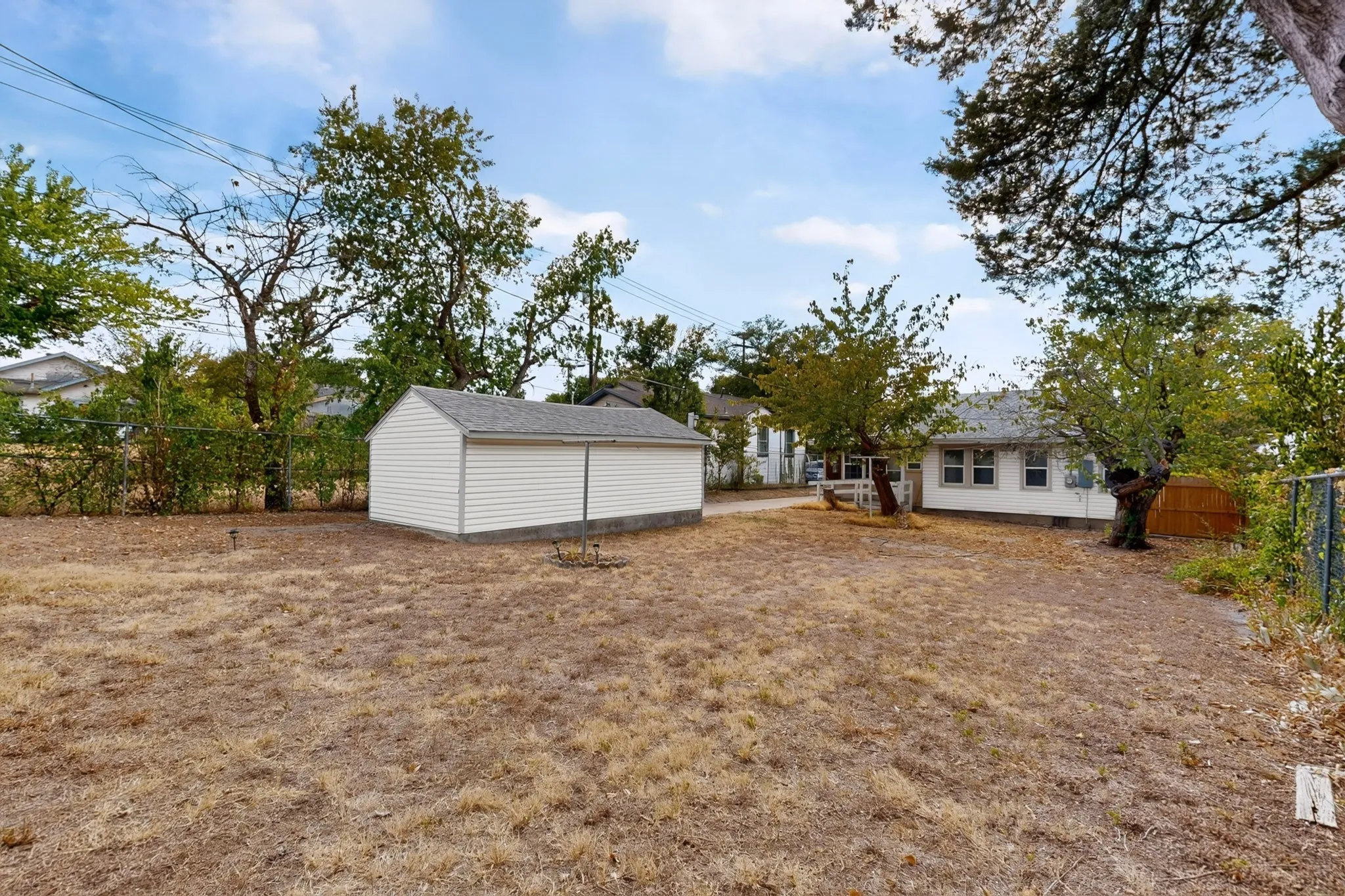 Single Family Residence For Sale in Dallas County , 2006 S Ewing Avenue, Dallas, Texas 75216, 2 Bedroom, 1 Bathroom, 1 Garage spaces, 989 Sqft, built in 1940, mls#21376294, Real Estate Agent in Dallas, Homes For Sale in Dallas county, Homes For Sale in Dallas, Realtor in Dallas Texas, Real Estate Brokerage Independent Realty Texas, Luminita Cordes Realtor