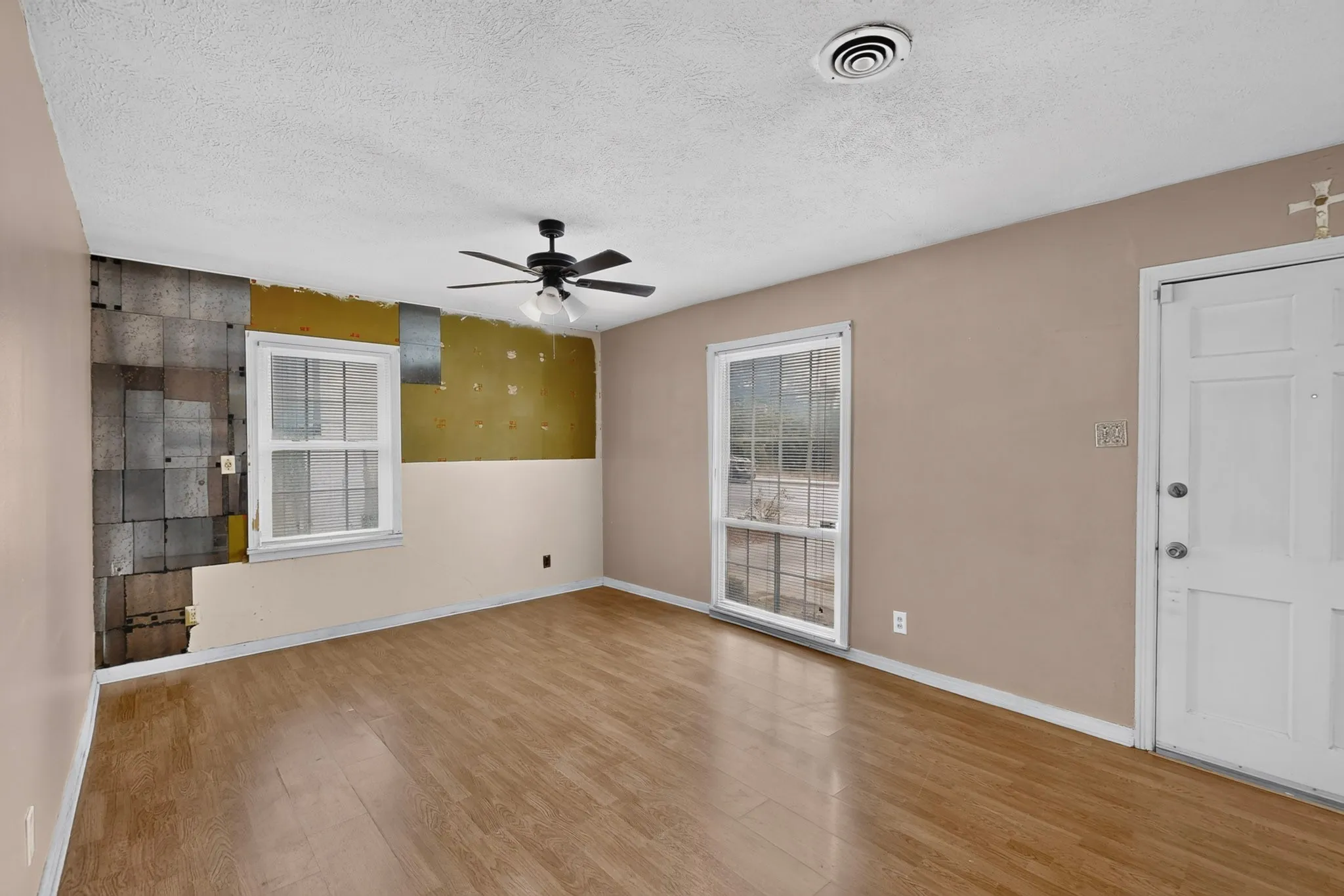 Single Family Residence For Sale in Dallas County , 2006 S Ewing Avenue, Dallas, Texas 75216, 2 Bedroom, 1 Bathroom, 1 Garage spaces, 989 Sqft, built in 1940, mls#21376294, Real Estate Agent in Dallas, Homes For Sale in Dallas county, Homes For Sale in Dallas, Realtor in Dallas Texas, Real Estate Brokerage Independent Realty Texas, Luminita Cordes Realtor