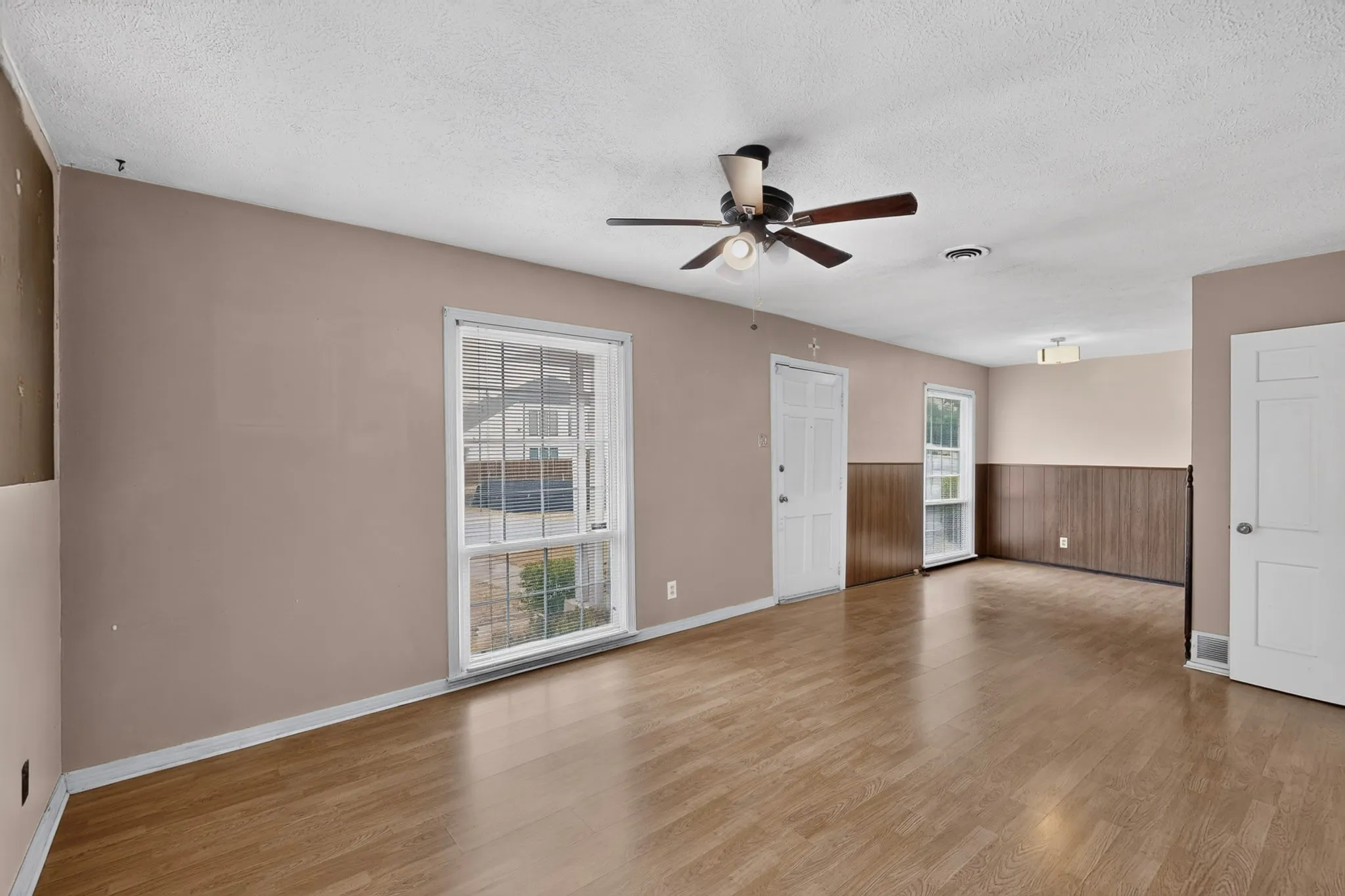 Single Family Residence For Sale in Dallas County , 2006 S Ewing Avenue, Dallas, Texas 75216, 2 Bedroom, 1 Bathroom, 1 Garage spaces, 989 Sqft, built in 1940, mls#21376294, Real Estate Agent in Dallas, Homes For Sale in Dallas county, Homes For Sale in Dallas, Realtor in Dallas Texas, Real Estate Brokerage Independent Realty Texas, Luminita Cordes Realtor