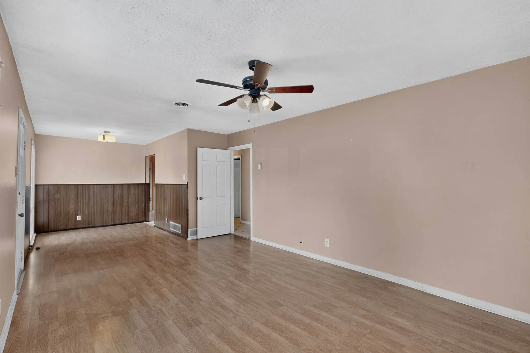 Single Family Residence For Sale in Dallas County , 2006 S Ewing Avenue, Dallas, Texas 75216, 2 Bedroom, 1 Bathroom, 1 Garage spaces, 989 Sqft, built in 1940, mls#21376294, Real Estate Agent in Dallas, Homes For Sale in Dallas county, Homes For Sale in Dallas, Realtor in Dallas Texas, Real Estate Brokerage Independent Realty Texas, Luminita Cordes Realtor