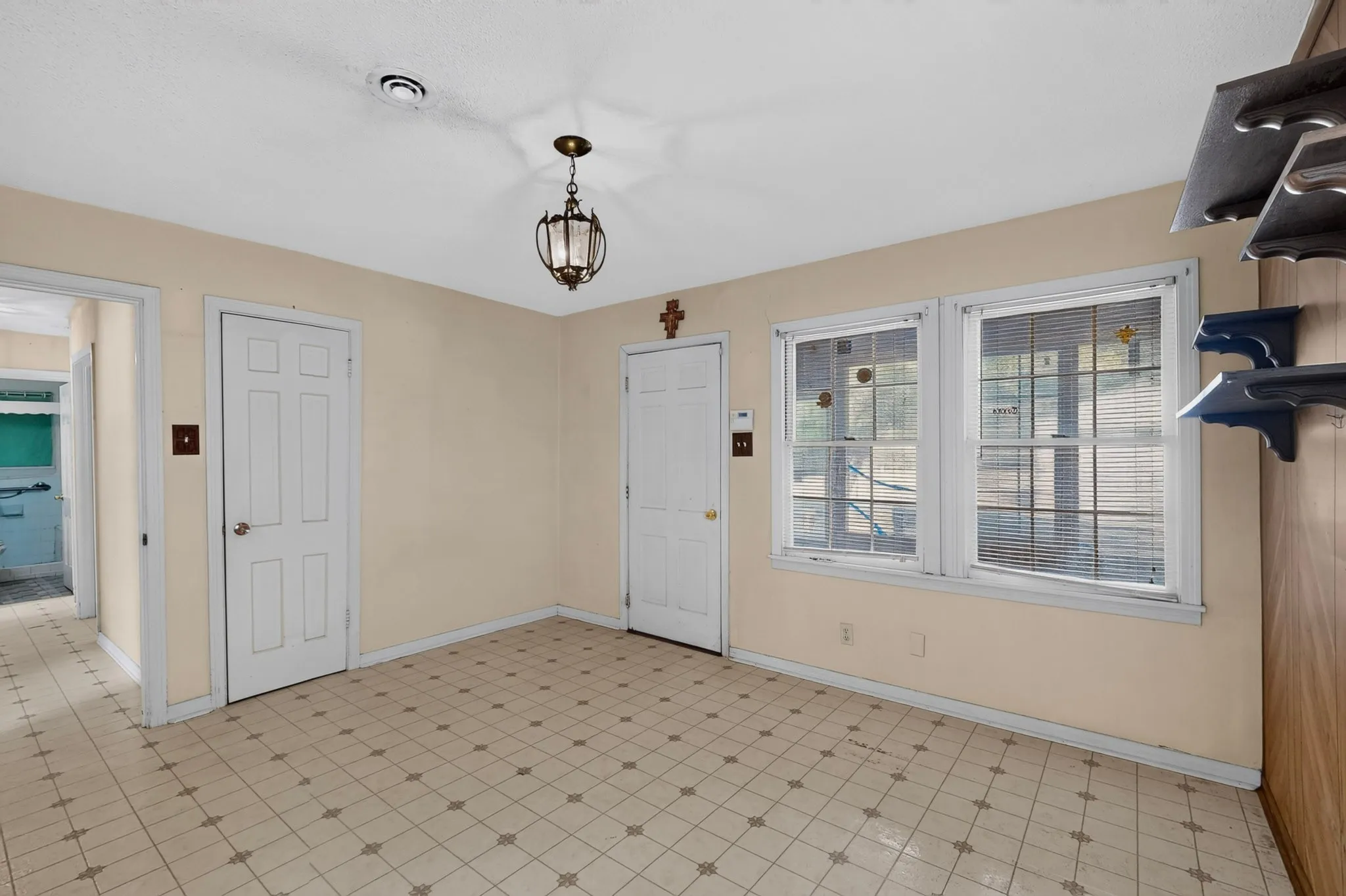 Single Family Residence For Sale in Dallas County , 2006 S Ewing Avenue, Dallas, Texas 75216, 2 Bedroom, 1 Bathroom, 1 Garage spaces, 989 Sqft, built in 1940, mls#21376294, Real Estate Agent in Dallas, Homes For Sale in Dallas county, Homes For Sale in Dallas, Realtor in Dallas Texas, Real Estate Brokerage Independent Realty Texas, Luminita Cordes Realtor