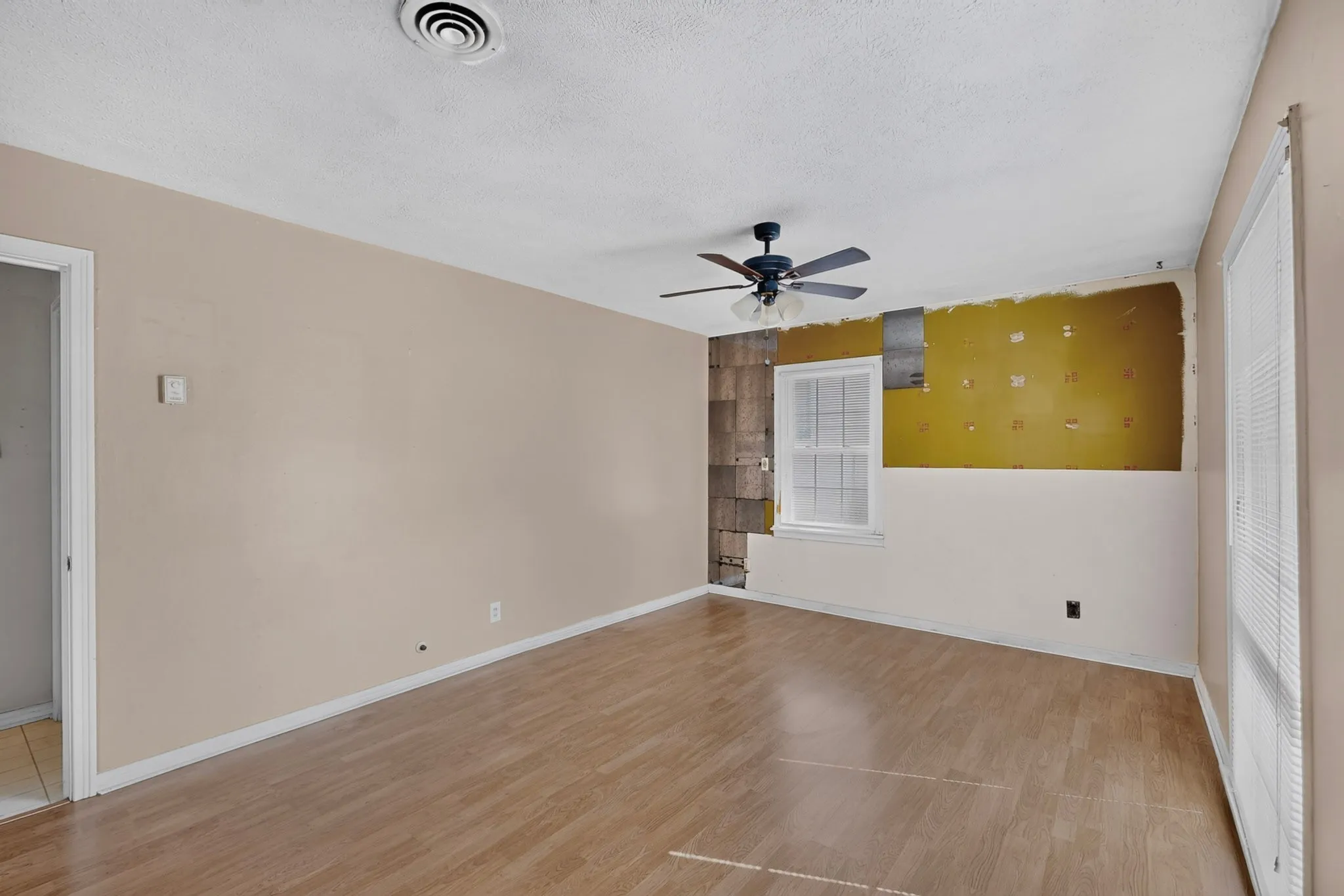 Single Family Residence For Sale in Dallas County , 2006 S Ewing Avenue, Dallas, Texas 75216, 2 Bedroom, 1 Bathroom, 1 Garage spaces, 989 Sqft, built in 1940, mls#21376294, Real Estate Agent in Dallas, Homes For Sale in Dallas county, Homes For Sale in Dallas, Realtor in Dallas Texas, Real Estate Brokerage Independent Realty Texas, Luminita Cordes Realtor