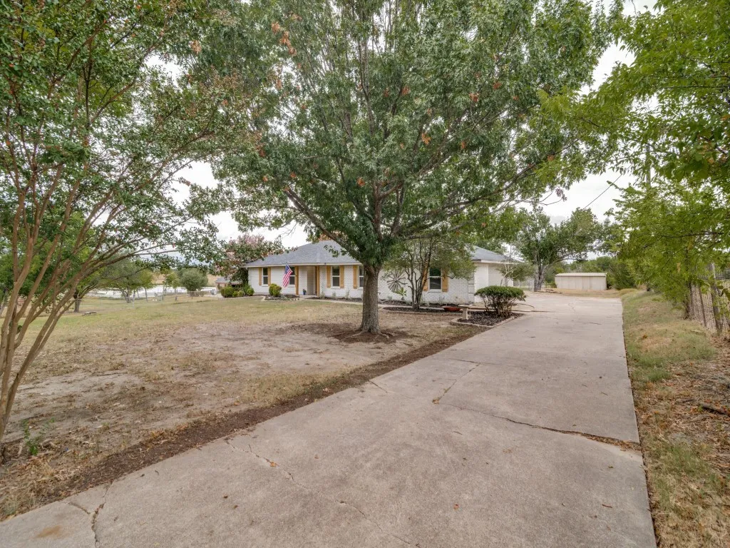 Single Family Residence For Sale in Kaufman County , 9300 High Country Lane, Forney, Texas 75126, 3 Bedroom, 2 Bathroom, 2 Garage spaces, 1,758 Sqft, built in 1992, mls#21375653, Real Estate Agent in Forney, Homes For Sale in Kaufman county, Homes For Sale in Forney, Realtor in Forney Texas, Real Estate Brokerage Independent Realty Texas, Luminita Cordes Realtor