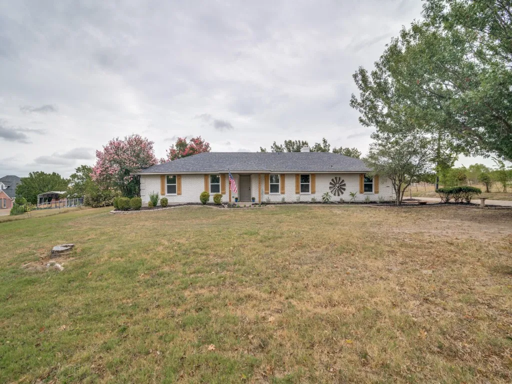 Single Family Residence For Sale in Kaufman County , 9300 High Country Lane, Forney, Texas 75126, 3 Bedroom, 2 Bathroom, 2 Garage spaces, 1,758 Sqft, built in 1992, mls#21375653, Real Estate Agent in Forney, Homes For Sale in Kaufman county, Homes For Sale in Forney, Realtor in Forney Texas, Real Estate Brokerage Independent Realty Texas, Luminita Cordes Realtor