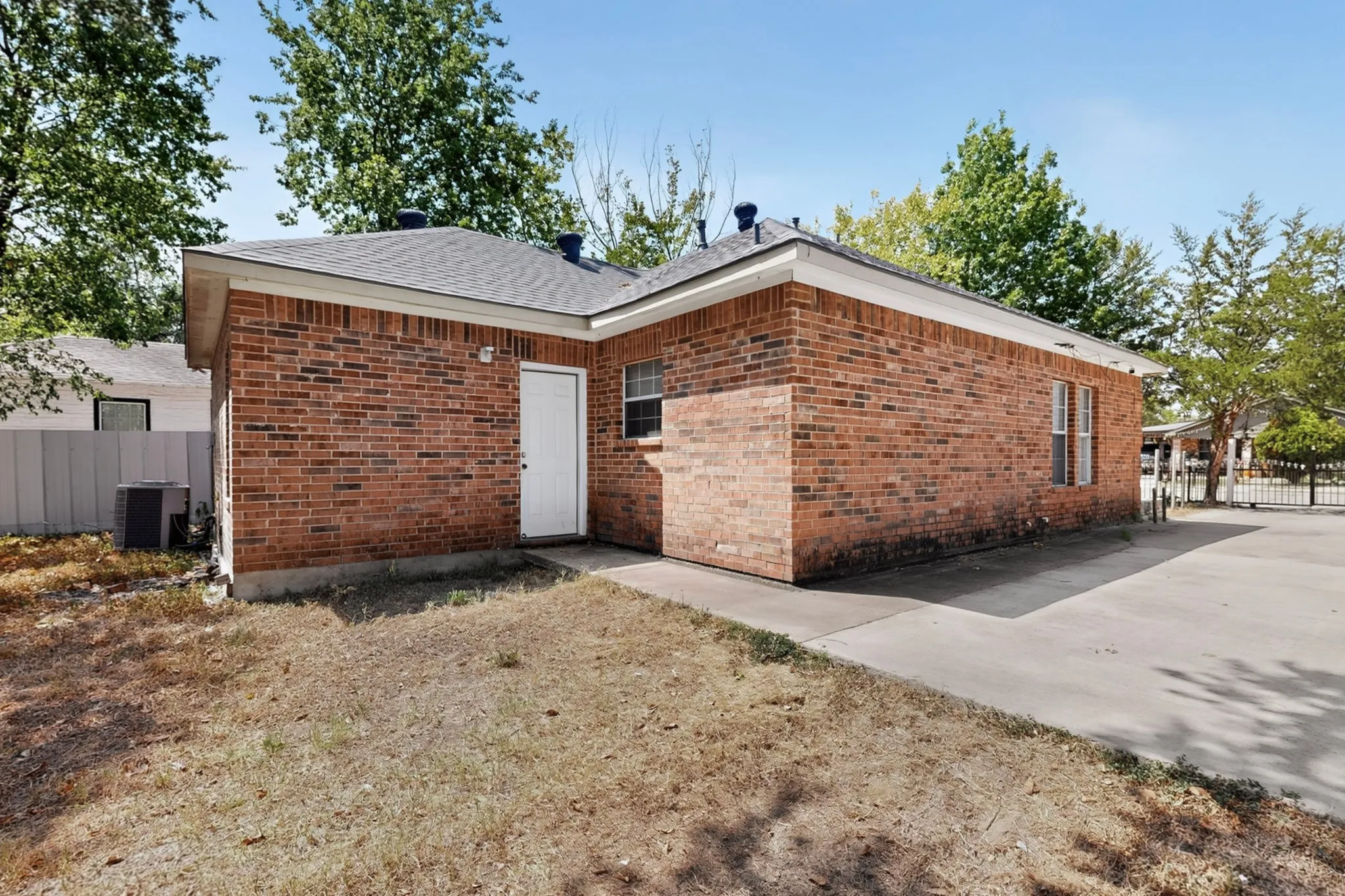 Single Family Residence For Rent in Dallas County , 762 Bethpage Avenue, Dallas, Texas 75217, 3 Bedroom, 2 Bathroom, Garage spaces, 1,240 Sqft, built in 2006, mls#21376568, Real Estate Agent in Dallas, Homes For Rent in Dallas county, Homes For Rent in Dallas, Realtor in Dallas Texas, Real Estate Brokerage Independent Realty Texas, Luminita Cordes Realtor