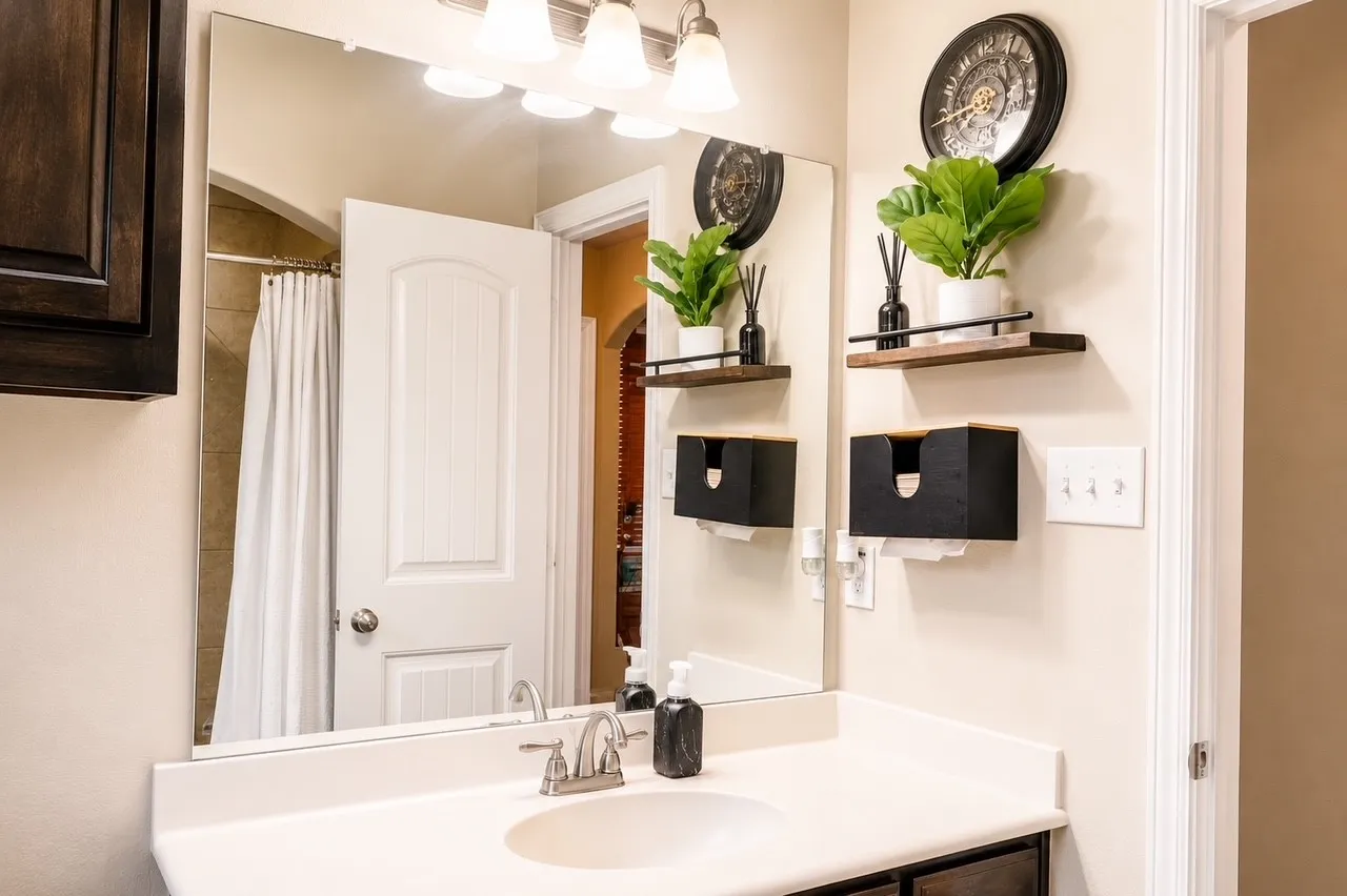 Single Family Residence For Rent in Ellis County , 117 Whipperwill Way, Red Oak, Texas 75154, 3 Bedroom, 2 Bathroom, 2 Garage spaces, 1,793 Sqft, built in 2017, mls#21376706, Real Estate Agent in Red Oak, Homes For Rent in Ellis county, Homes For Rent in Red Oak, Realtor in Red Oak Texas, Real Estate Brokerage Independent Realty Texas, Luminita Cordes Realtor
