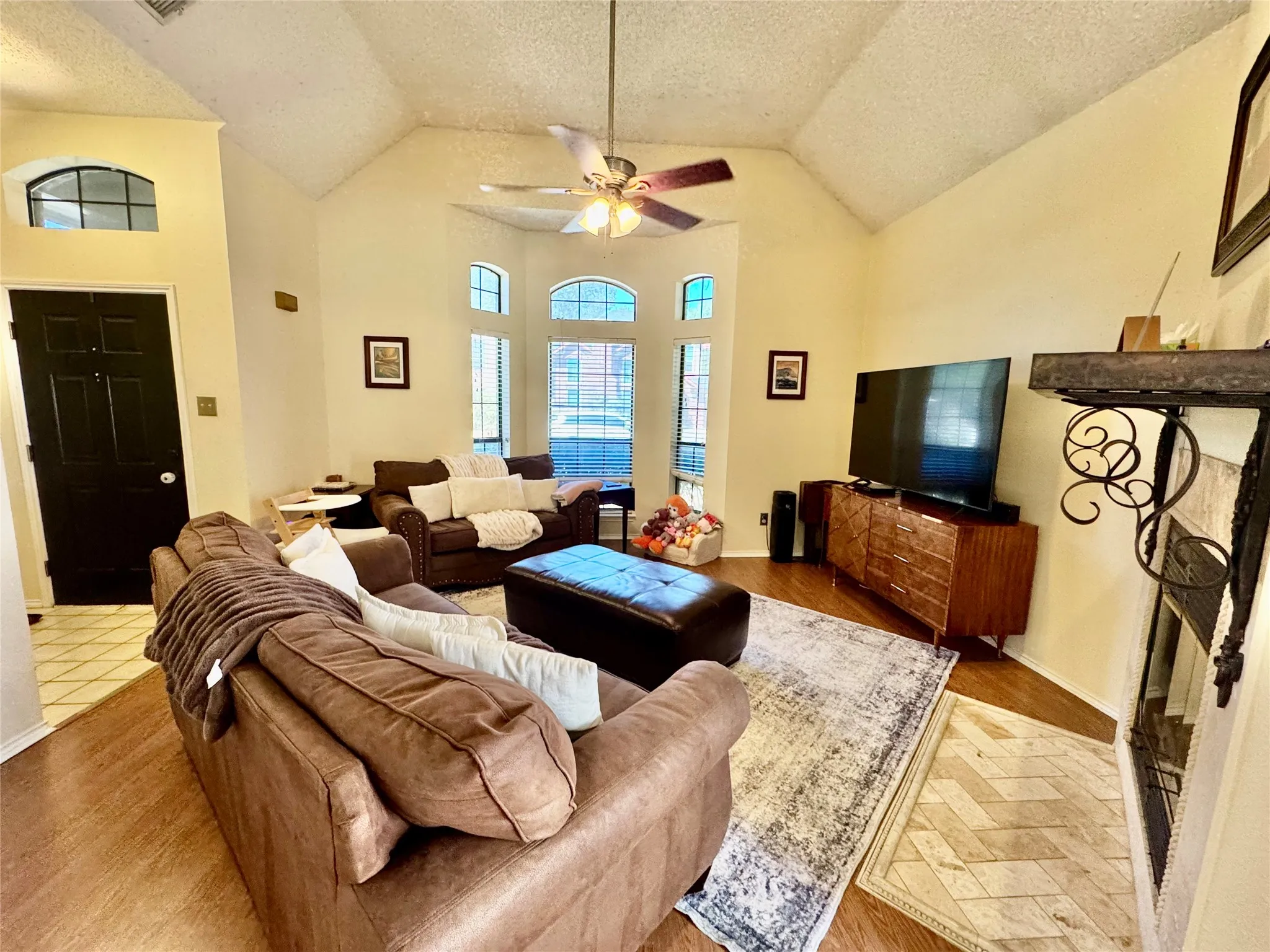 Single Family Residence For Rent in Dallas County , 421 Leisure Lane, Coppell, Texas 75019, 3 Bedroom, 3 Bathroom, 2 Garage spaces, 1,445 Sqft, built in 1988, mls#21376681, Real Estate Agent in Coppell, Homes For Rent in Dallas county, Homes For Rent in Coppell, Realtor in Coppell Texas, Real Estate Brokerage Independent Realty Texas, Luminita Cordes Realtor