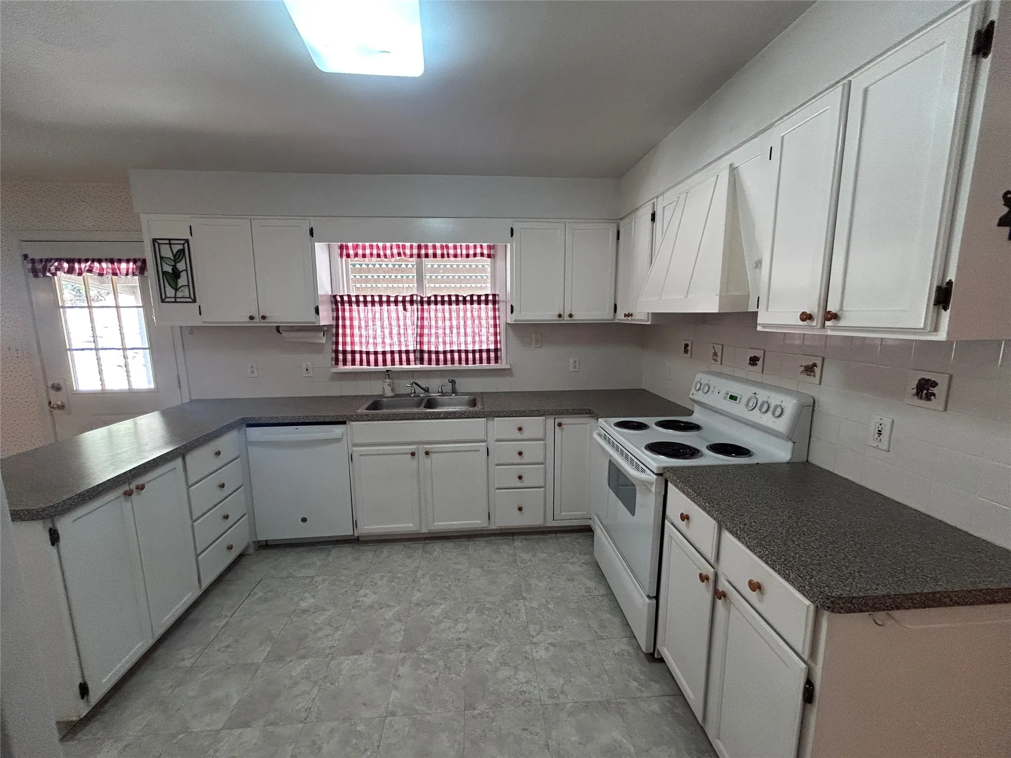 Single Family Residence For Sale in Hood County , 7600 Lipan Highway, Lipan, Texas 76462, 3 Bedroom, 3 Bathroom, 2 Garage spaces, 2,291 Sqft, built in 1993, mls#21376730, Real Estate Agent in Lipan, Homes For Sale in Hood county, Homes For Sale in Lipan, Realtor in Lipan Texas, Real Estate Brokerage Independent Realty Texas, Luminita Cordes Realtor