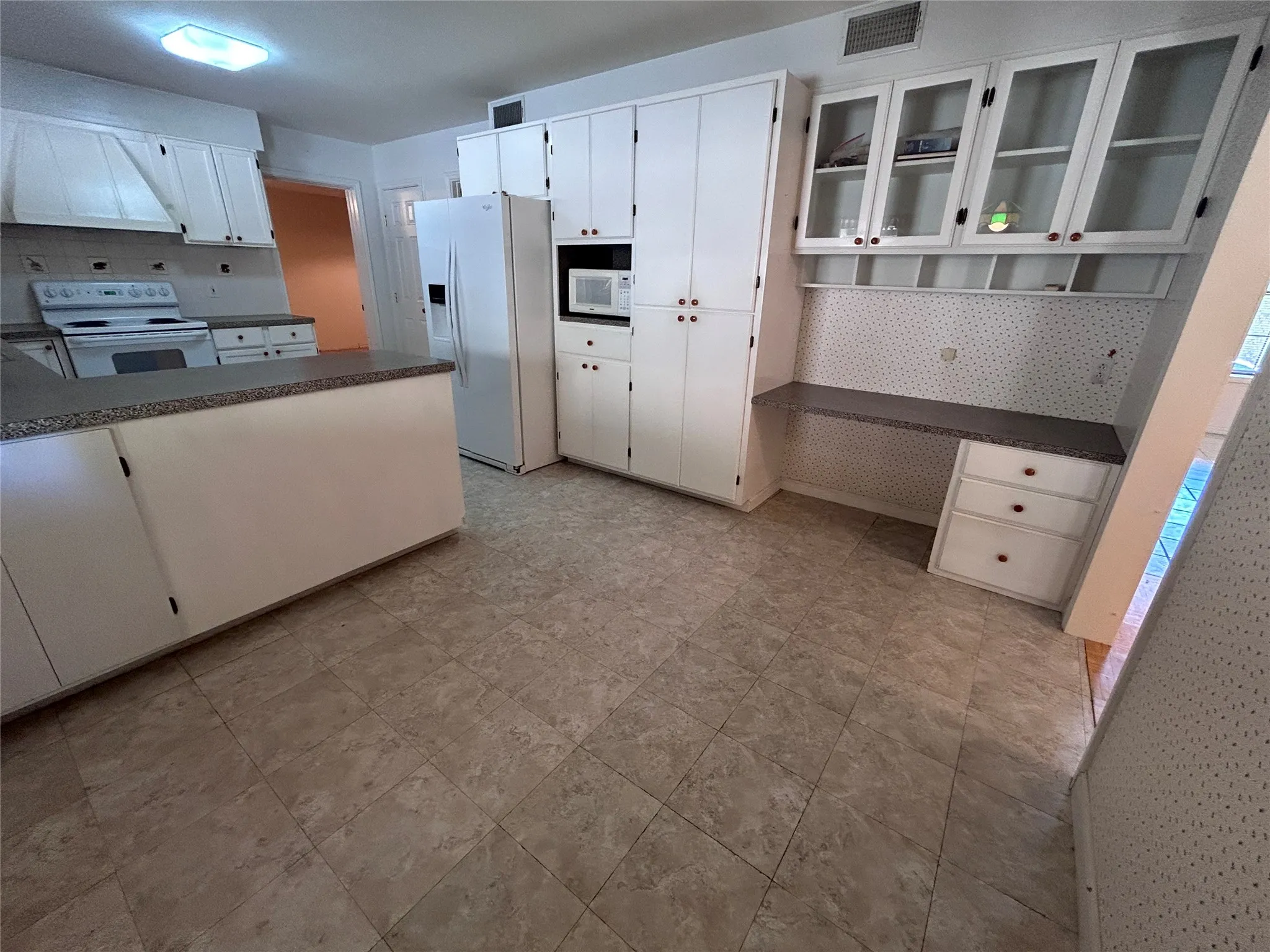 Single Family Residence For Sale in Hood County , 7600 Lipan Highway, Lipan, Texas 76462, 3 Bedroom, 3 Bathroom, 2 Garage spaces, 2,291 Sqft, built in 1993, mls#21376730, Real Estate Agent in Lipan, Homes For Sale in Hood county, Homes For Sale in Lipan, Realtor in Lipan Texas, Real Estate Brokerage Independent Realty Texas, Luminita Cordes Realtor