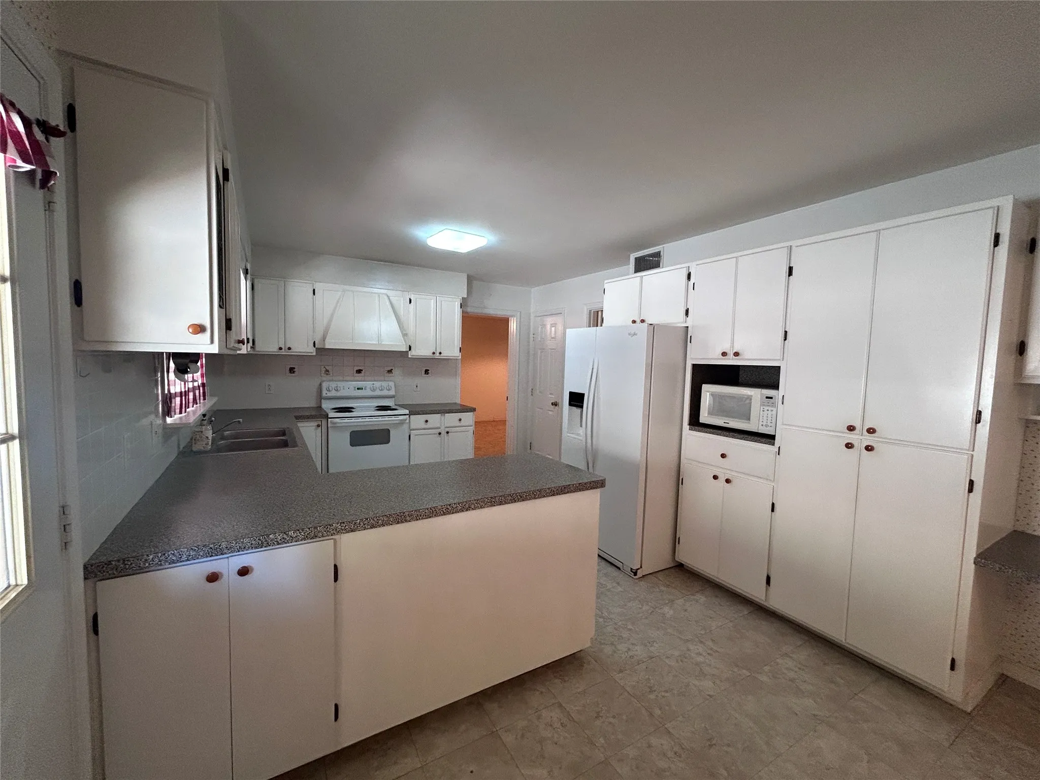 Single Family Residence For Sale in Hood County , 7600 Lipan Highway, Lipan, Texas 76462, 3 Bedroom, 3 Bathroom, 2 Garage spaces, 2,291 Sqft, built in 1993, mls#21376730, Real Estate Agent in Lipan, Homes For Sale in Hood county, Homes For Sale in Lipan, Realtor in Lipan Texas, Real Estate Brokerage Independent Realty Texas, Luminita Cordes Realtor