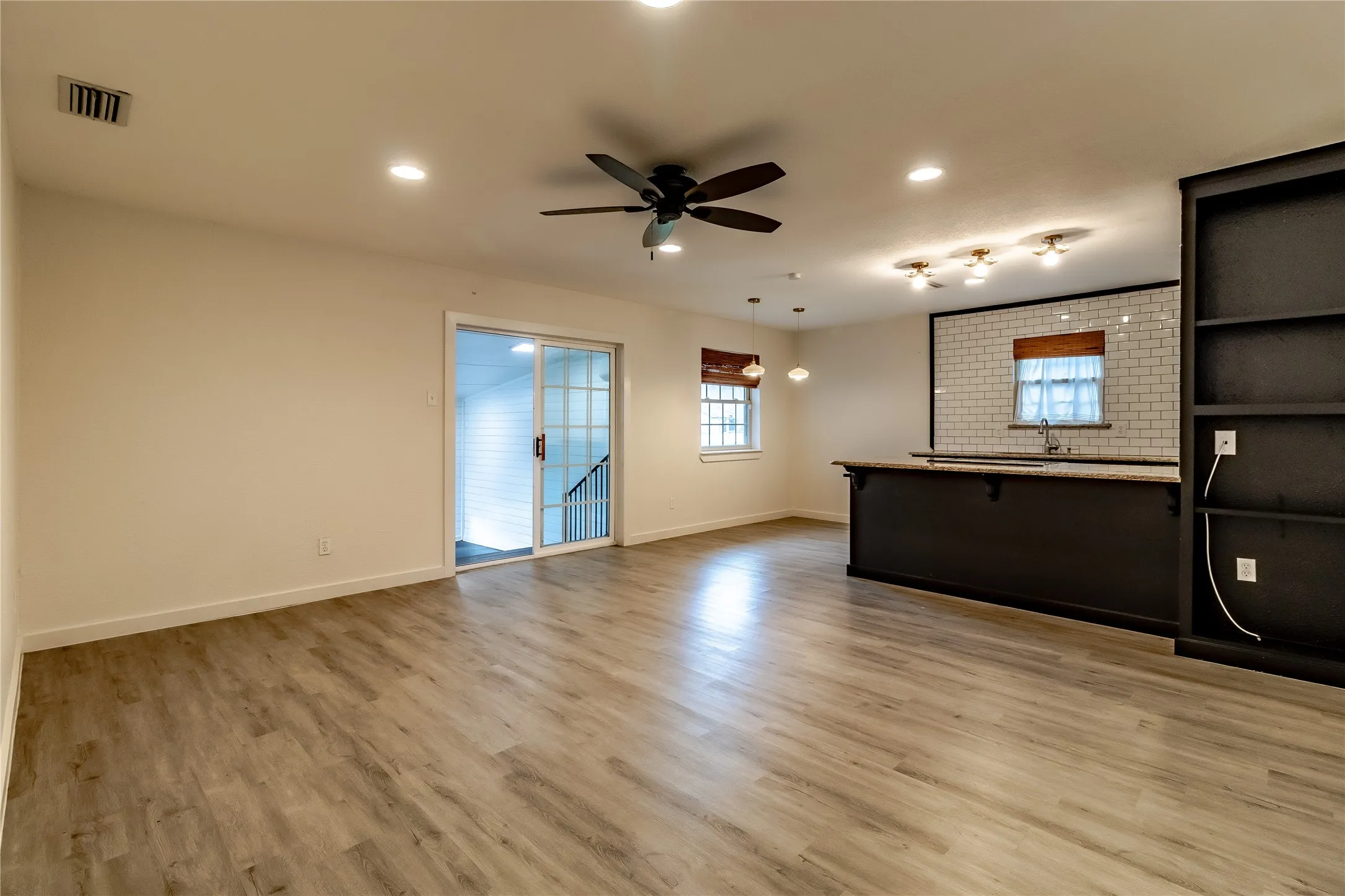 Single Family Residence For Sale in Rockwall County , 818 E Heath Street, Rockwall, Texas 75087, 3 Bedroom, 2 Bathroom, 1 Garage spaces, 1,376 Sqft, built in 1979, mls#21375378, Real Estate Agent in Rockwall, Homes For Sale in Rockwall county, Homes For Sale in Rockwall, Realtor in Rockwall Texas, Real Estate Brokerage Independent Realty Texas, Luminita Cordes Realtor