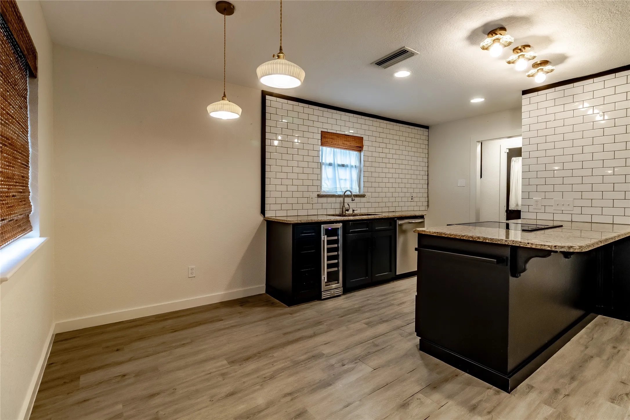 Single Family Residence For Sale in Rockwall County , 818 E Heath Street, Rockwall, Texas 75087, 3 Bedroom, 2 Bathroom, 1 Garage spaces, 1,376 Sqft, built in 1979, mls#21375378, Real Estate Agent in Rockwall, Homes For Sale in Rockwall county, Homes For Sale in Rockwall, Realtor in Rockwall Texas, Real Estate Brokerage Independent Realty Texas, Luminita Cordes Realtor