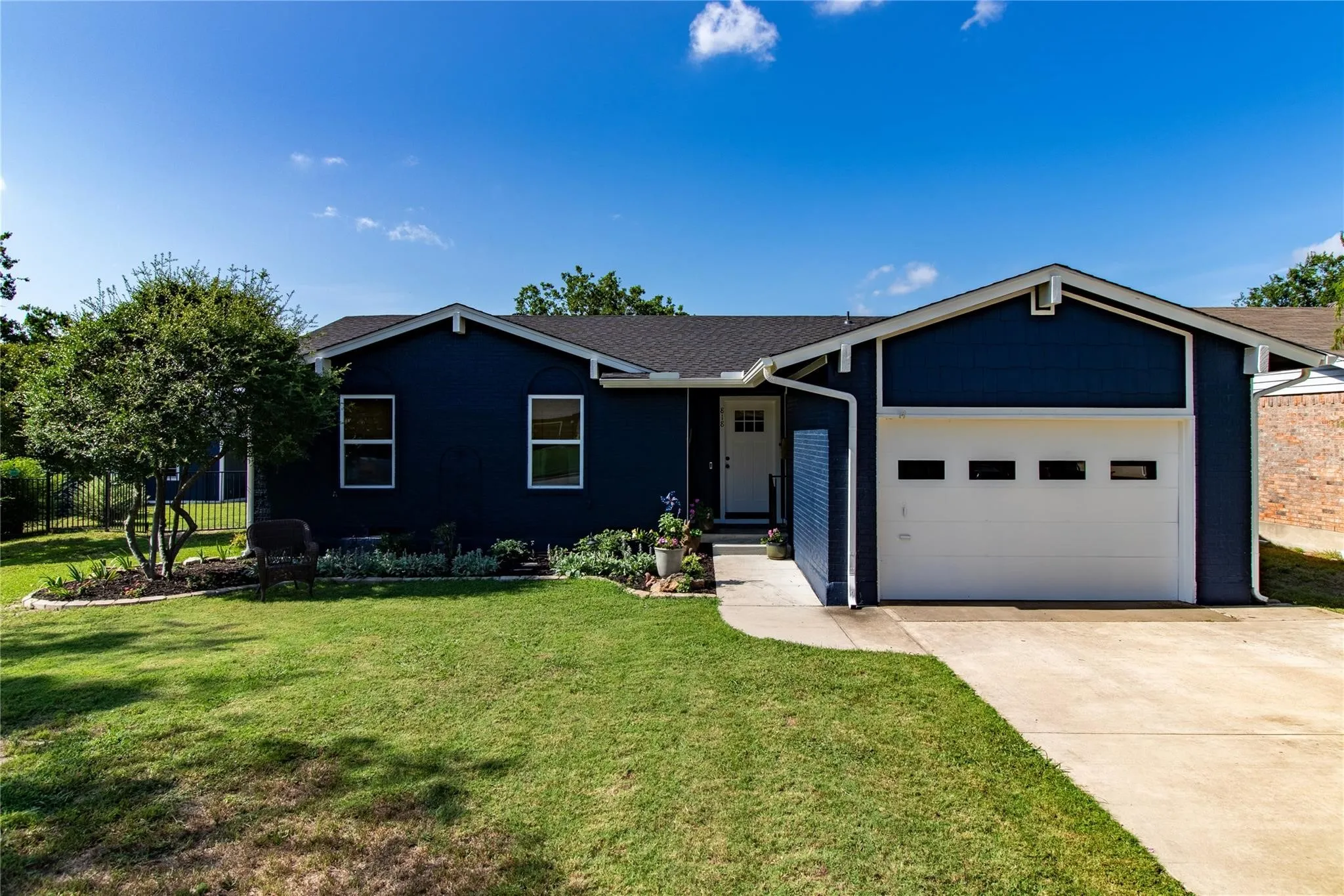 Single Family Residence For Sale in Rockwall County , 818 E Heath Street, Rockwall, Texas 75087, 3 Bedroom, 2 Bathroom, 1 Garage spaces, 1,376 Sqft, built in 1979, mls#21375378, Real Estate Agent in Rockwall, Homes For Sale in Rockwall county, Homes For Sale in Rockwall, Realtor in Rockwall Texas, Real Estate Brokerage Independent Realty Texas, Luminita Cordes Realtor