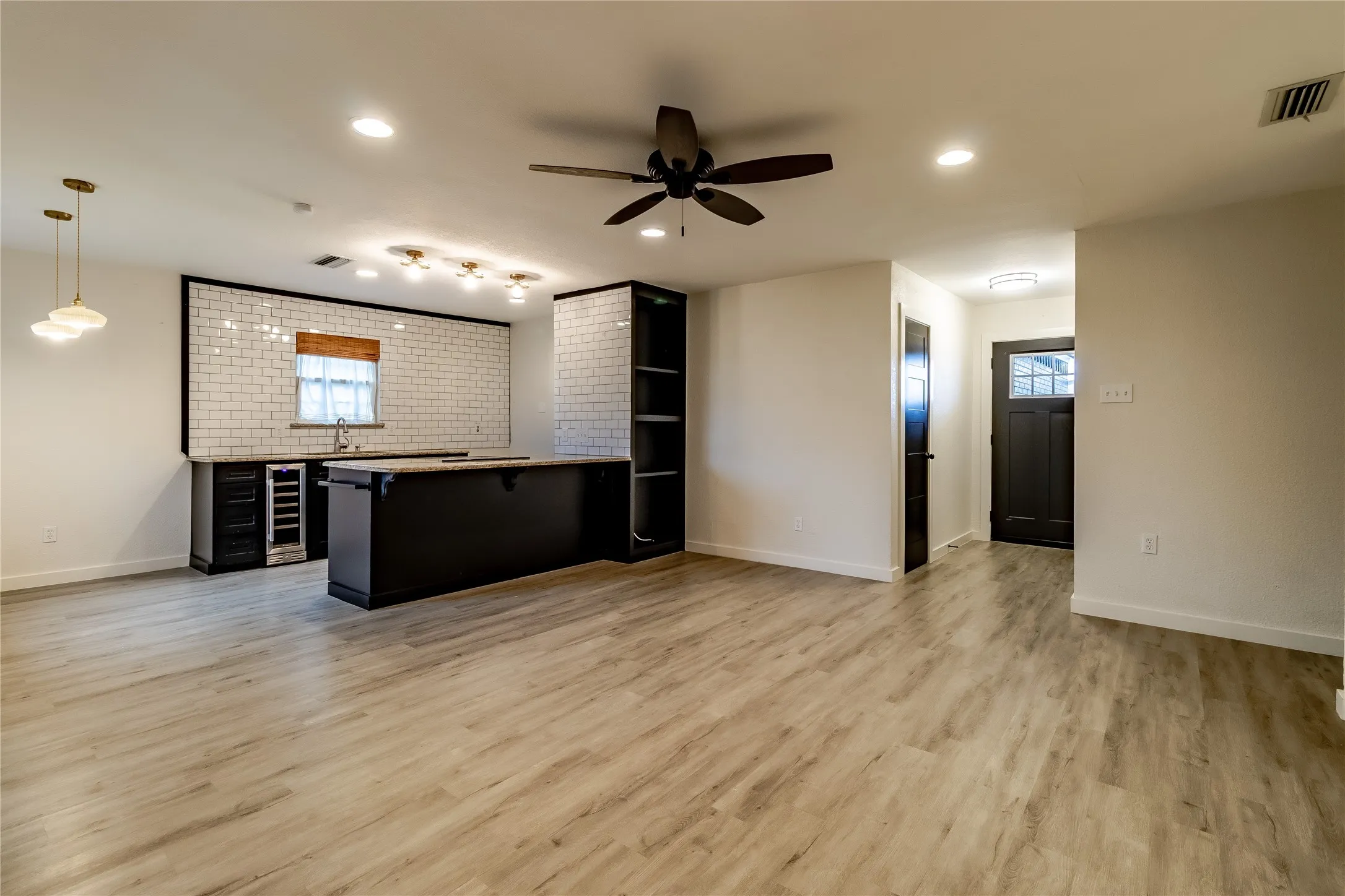 Single Family Residence For Sale in Rockwall County , 818 E Heath Street, Rockwall, Texas 75087, 3 Bedroom, 2 Bathroom, 1 Garage spaces, 1,376 Sqft, built in 1979, mls#21375378, Real Estate Agent in Rockwall, Homes For Sale in Rockwall county, Homes For Sale in Rockwall, Realtor in Rockwall Texas, Real Estate Brokerage Independent Realty Texas, Luminita Cordes Realtor