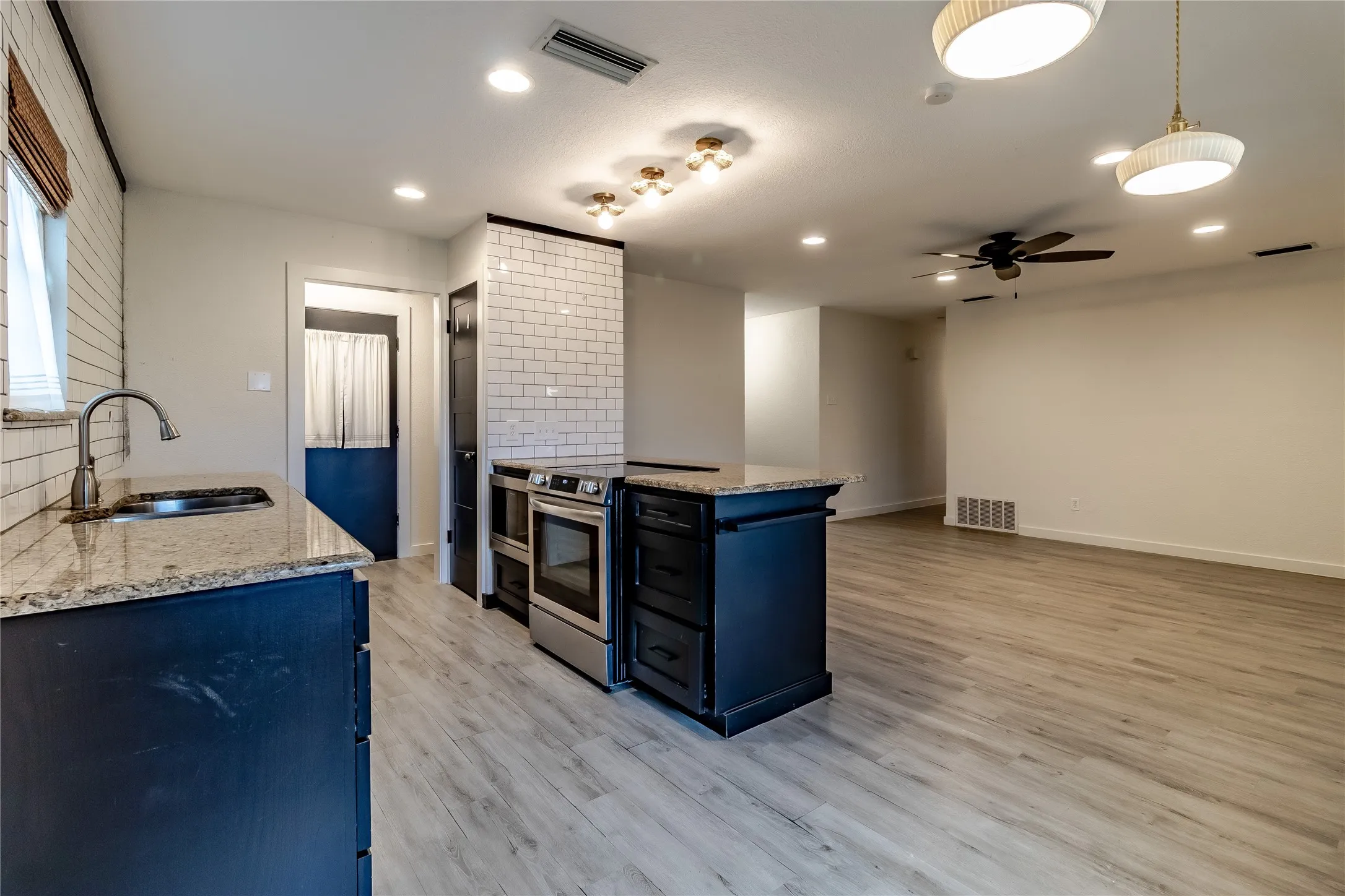 Single Family Residence For Sale in Rockwall County , 818 E Heath Street, Rockwall, Texas 75087, 3 Bedroom, 2 Bathroom, 1 Garage spaces, 1,376 Sqft, built in 1979, mls#21375378, Real Estate Agent in Rockwall, Homes For Sale in Rockwall county, Homes For Sale in Rockwall, Realtor in Rockwall Texas, Real Estate Brokerage Independent Realty Texas, Luminita Cordes Realtor