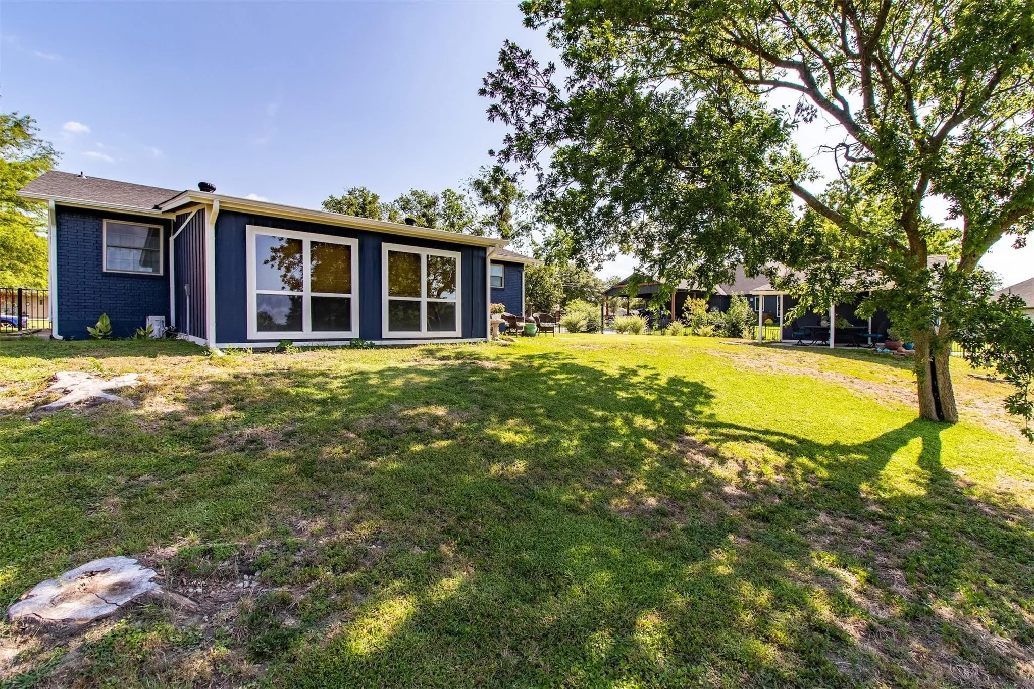 Single Family Residence For Sale in Rockwall County , 818 E Heath Street, Rockwall, Texas 75087, 3 Bedroom, 2 Bathroom, 1 Garage spaces, 1,376 Sqft, built in 1979, mls#21375378, Real Estate Agent in Rockwall, Homes For Sale in Rockwall county, Homes For Sale in Rockwall, Realtor in Rockwall Texas, Real Estate Brokerage Independent Realty Texas, Luminita Cordes Realtor