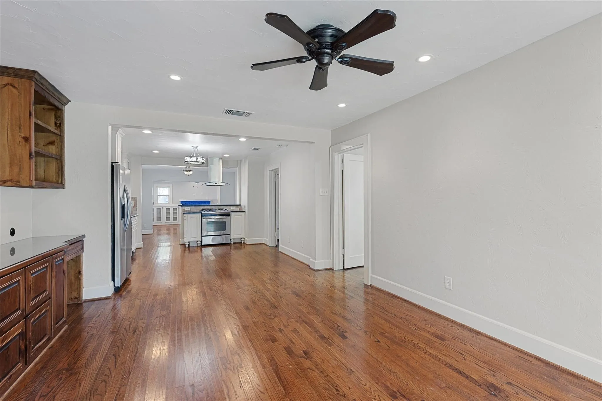 Single Family Residence For Rent in Tarrant County , 2304 Yucca Avenue, Fort Worth, Texas 76111, 3 Bedroom, 2 Bathroom, 2 Garage spaces, 1,714 Sqft, built in 1936, mls#21376768, Real Estate Agent in Fort Worth, Homes For Rent in Tarrant county, Homes For Rent in Fort Worth, Realtor in Fort Worth Texas, Real Estate Brokerage Independent Realty Texas, Luminita Cordes Realtor
