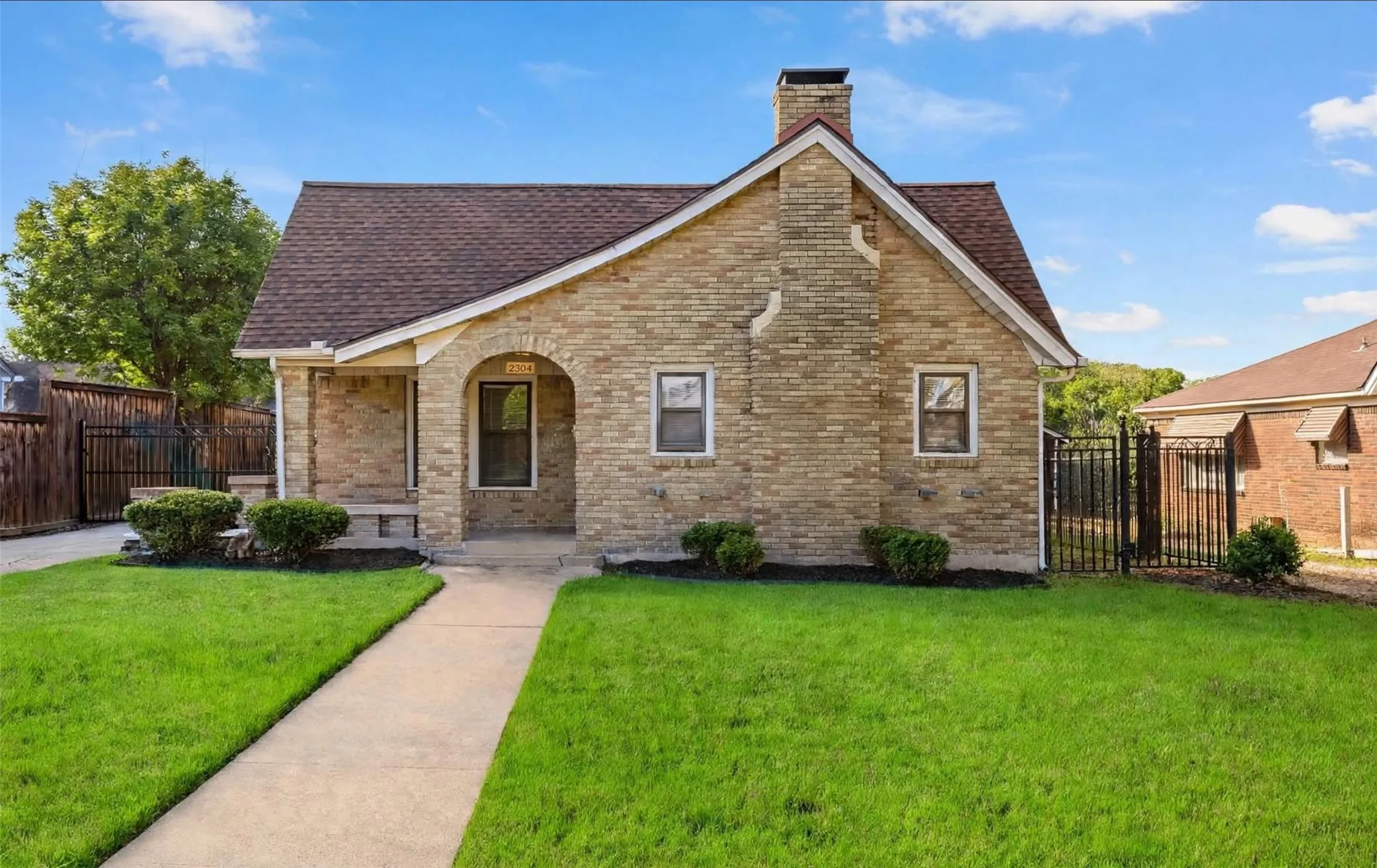 Single Family Residence For Rent in Tarrant County , 2304 Yucca Avenue, Fort Worth, Texas 76111, 3 Bedroom, 2 Bathroom, 2 Garage spaces, 1,714 Sqft, built in 1936, mls#21376768, Real Estate Agent in Fort Worth, Homes For Rent in Tarrant county, Homes For Rent in Fort Worth, Realtor in Fort Worth Texas, Real Estate Brokerage Independent Realty Texas, Luminita Cordes Realtor