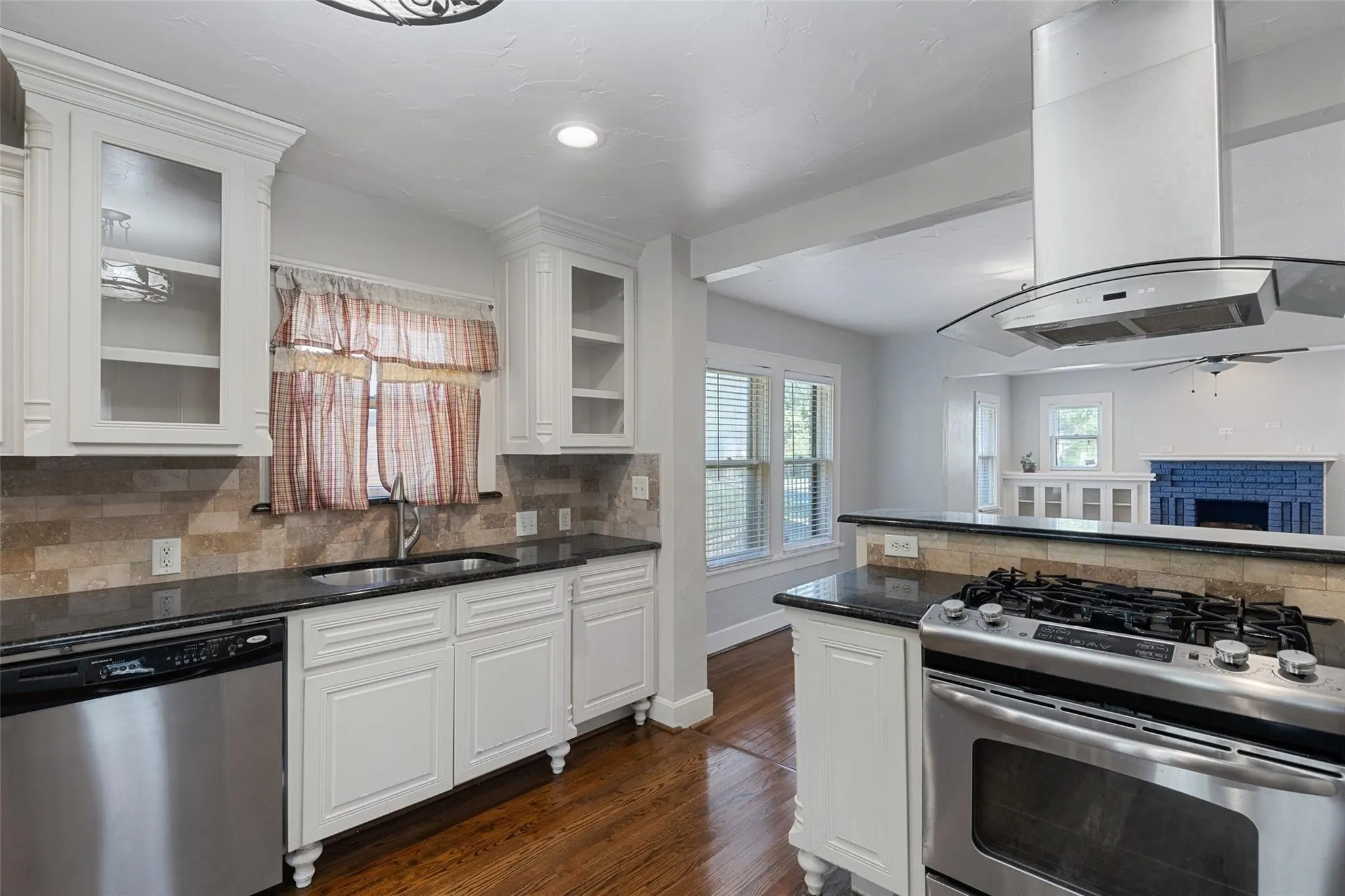Single Family Residence For Rent in Tarrant County , 2304 Yucca Avenue, Fort Worth, Texas 76111, 3 Bedroom, 2 Bathroom, 2 Garage spaces, 1,714 Sqft, built in 1936, mls#21376768, Real Estate Agent in Fort Worth, Homes For Rent in Tarrant county, Homes For Rent in Fort Worth, Realtor in Fort Worth Texas, Real Estate Brokerage Independent Realty Texas, Luminita Cordes Realtor