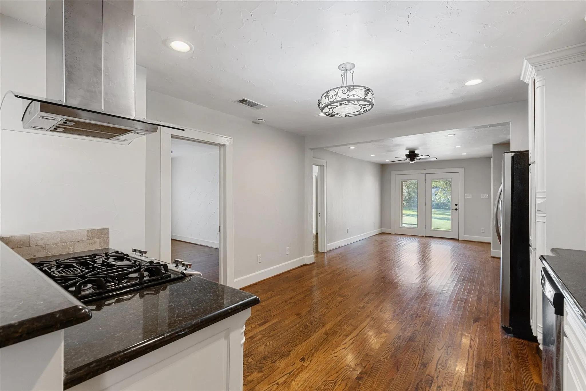 Single Family Residence For Rent in Tarrant County , 2304 Yucca Avenue, Fort Worth, Texas 76111, 3 Bedroom, 2 Bathroom, 2 Garage spaces, 1,714 Sqft, built in 1936, mls#21376768, Real Estate Agent in Fort Worth, Homes For Rent in Tarrant county, Homes For Rent in Fort Worth, Realtor in Fort Worth Texas, Real Estate Brokerage Independent Realty Texas, Luminita Cordes Realtor