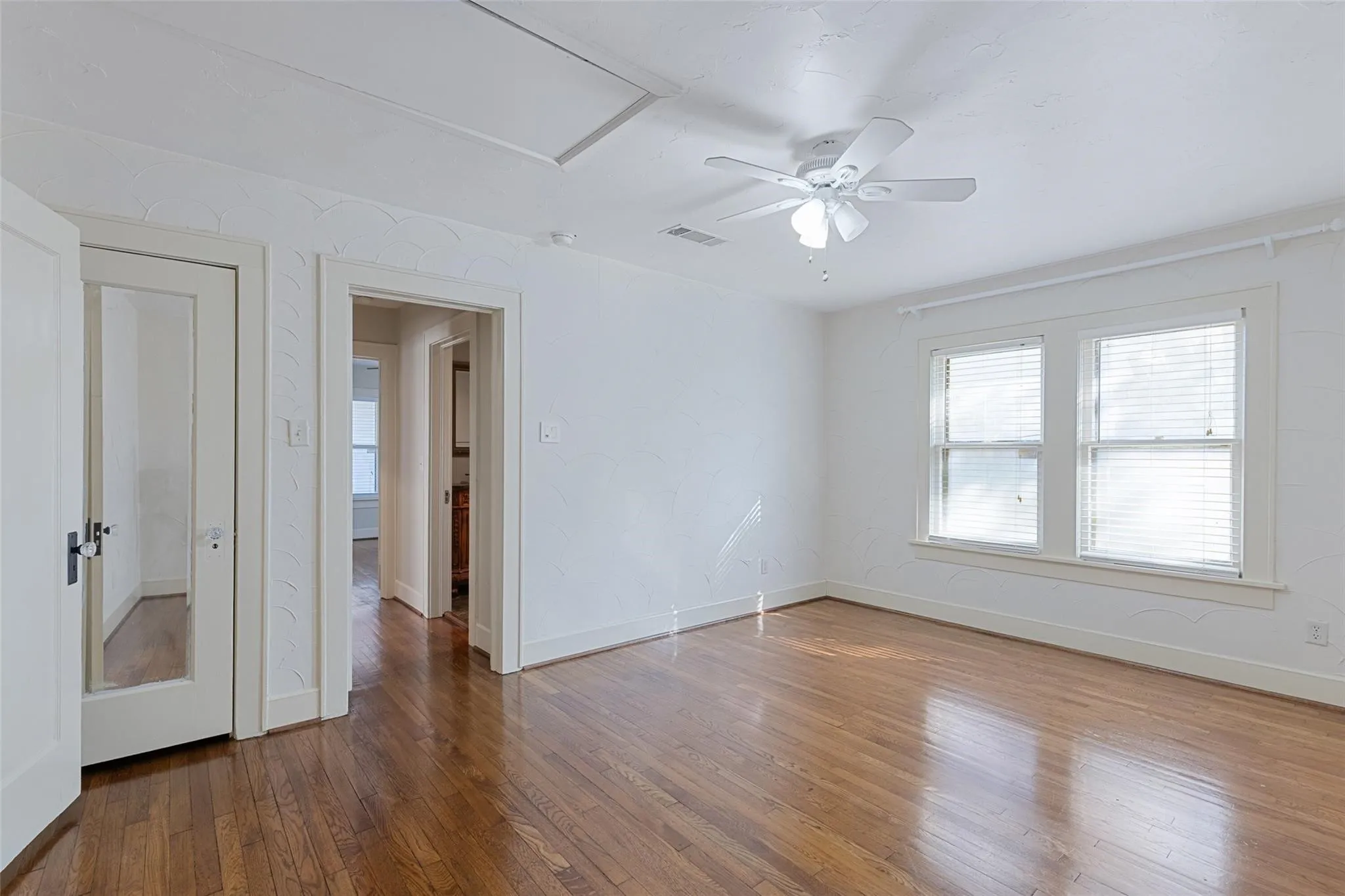 Single Family Residence For Rent in Tarrant County , 2304 Yucca Avenue, Fort Worth, Texas 76111, 3 Bedroom, 2 Bathroom, 2 Garage spaces, 1,714 Sqft, built in 1936, mls#21376768, Real Estate Agent in Fort Worth, Homes For Rent in Tarrant county, Homes For Rent in Fort Worth, Realtor in Fort Worth Texas, Real Estate Brokerage Independent Realty Texas, Luminita Cordes Realtor