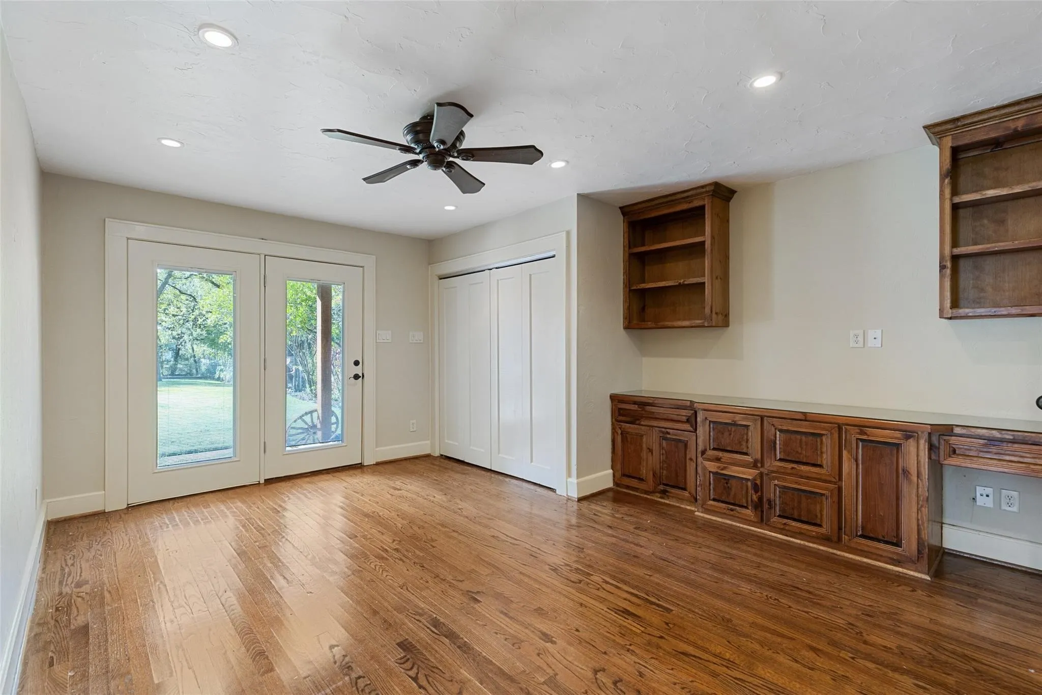 Single Family Residence For Rent in Tarrant County , 2304 Yucca Avenue, Fort Worth, Texas 76111, 3 Bedroom, 2 Bathroom, 2 Garage spaces, 1,714 Sqft, built in 1936, mls#21376768, Real Estate Agent in Fort Worth, Homes For Rent in Tarrant county, Homes For Rent in Fort Worth, Realtor in Fort Worth Texas, Real Estate Brokerage Independent Realty Texas, Luminita Cordes Realtor
