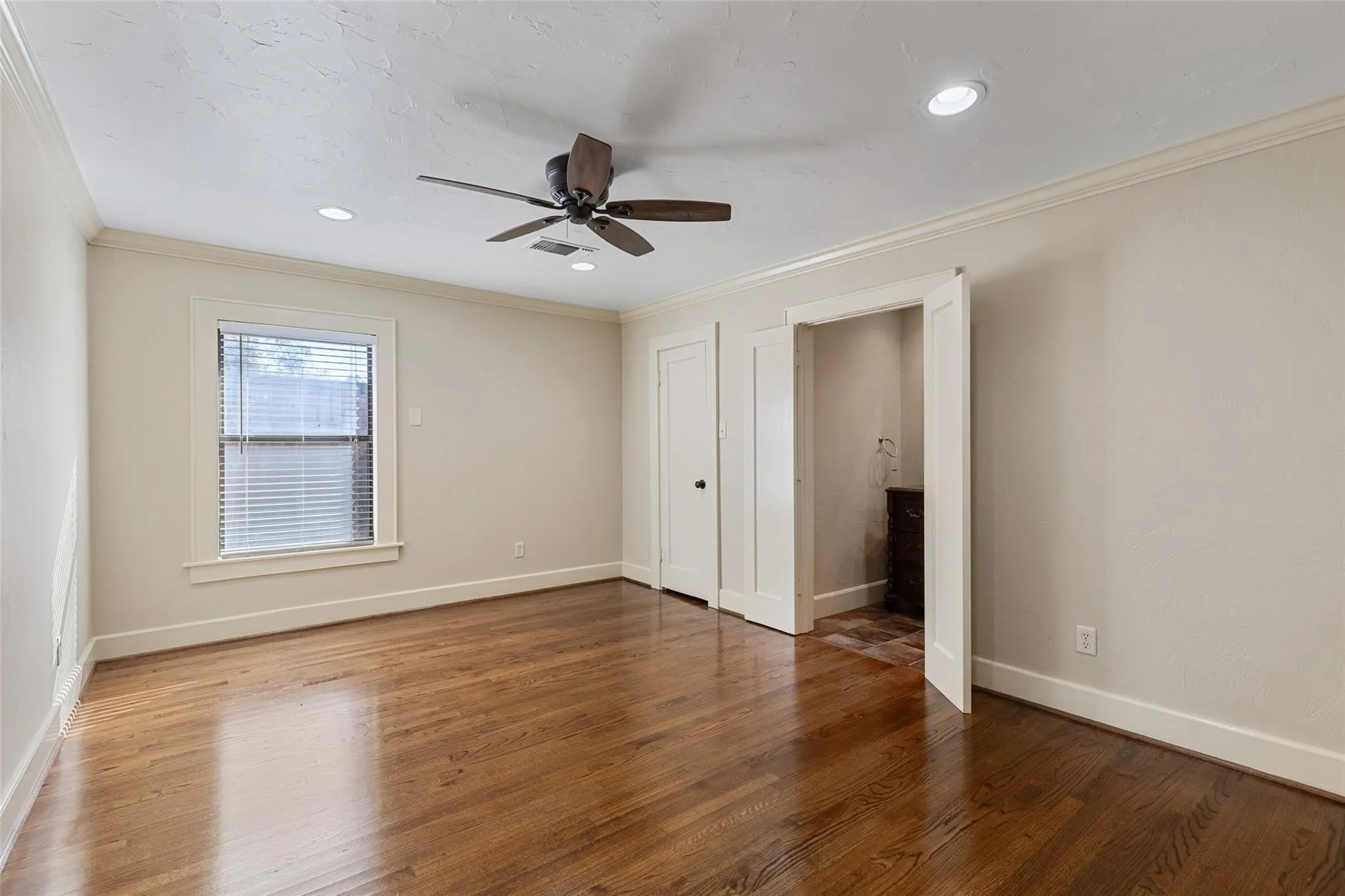 Single Family Residence For Rent in Tarrant County , 2304 Yucca Avenue, Fort Worth, Texas 76111, 3 Bedroom, 2 Bathroom, 2 Garage spaces, 1,714 Sqft, built in 1936, mls#21376768, Real Estate Agent in Fort Worth, Homes For Rent in Tarrant county, Homes For Rent in Fort Worth, Realtor in Fort Worth Texas, Real Estate Brokerage Independent Realty Texas, Luminita Cordes Realtor