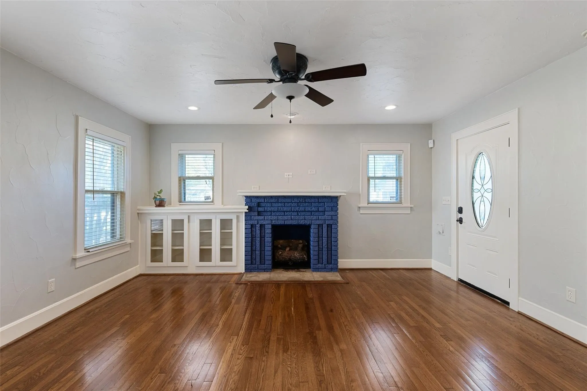 Single Family Residence For Rent in Tarrant County , 2304 Yucca Avenue, Fort Worth, Texas 76111, 3 Bedroom, 2 Bathroom, 2 Garage spaces, 1,714 Sqft, built in 1936, mls#21376768, Real Estate Agent in Fort Worth, Homes For Rent in Tarrant county, Homes For Rent in Fort Worth, Realtor in Fort Worth Texas, Real Estate Brokerage Independent Realty Texas, Luminita Cordes Realtor
