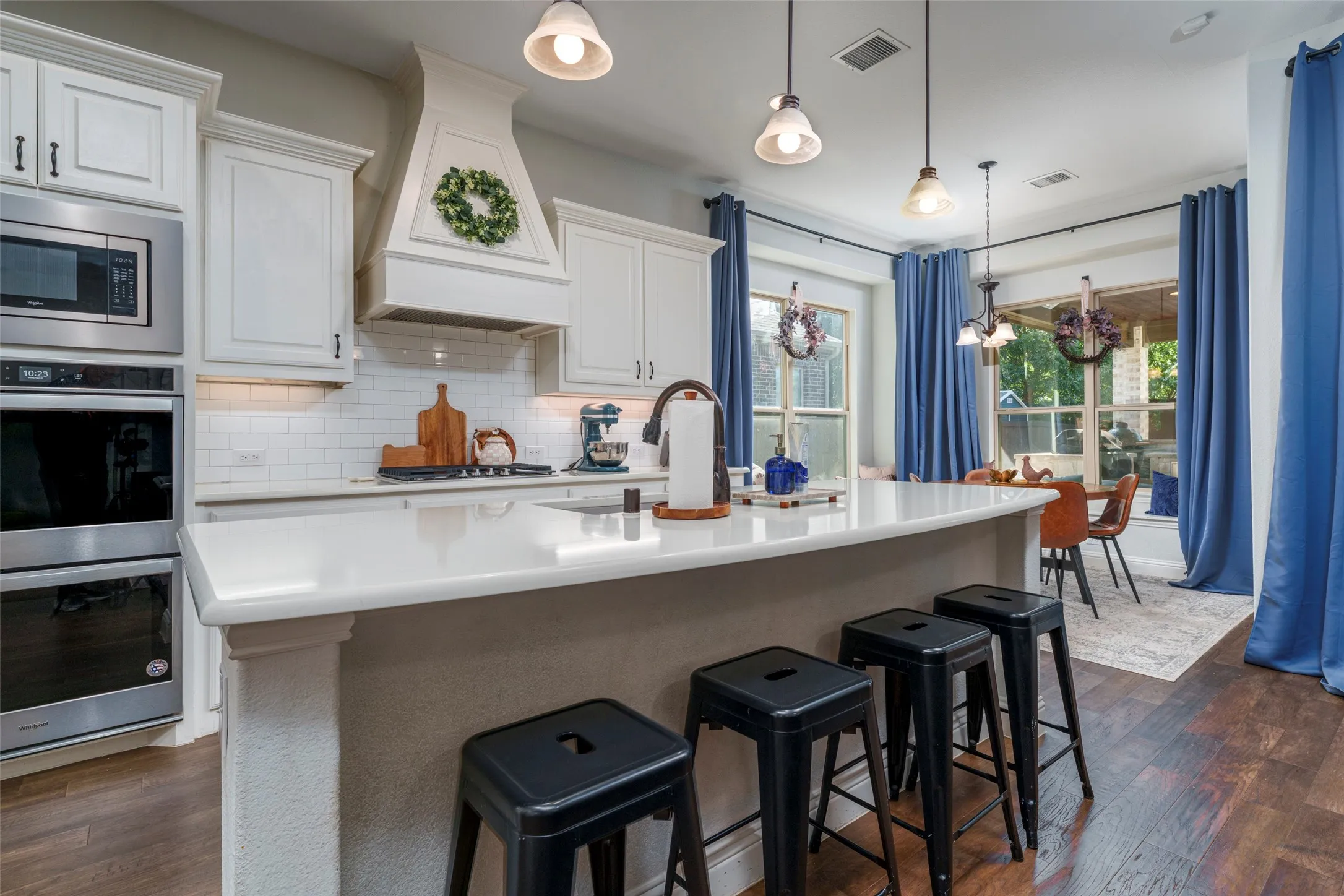 Eat in counter for quick meals.  Beautiful quartz countertops.