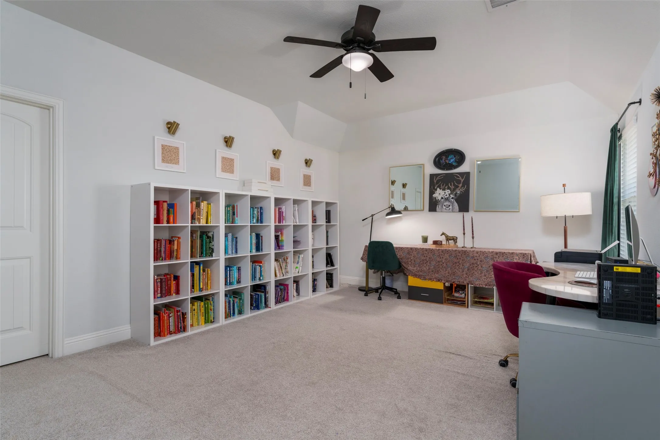 Secondary bedroom.