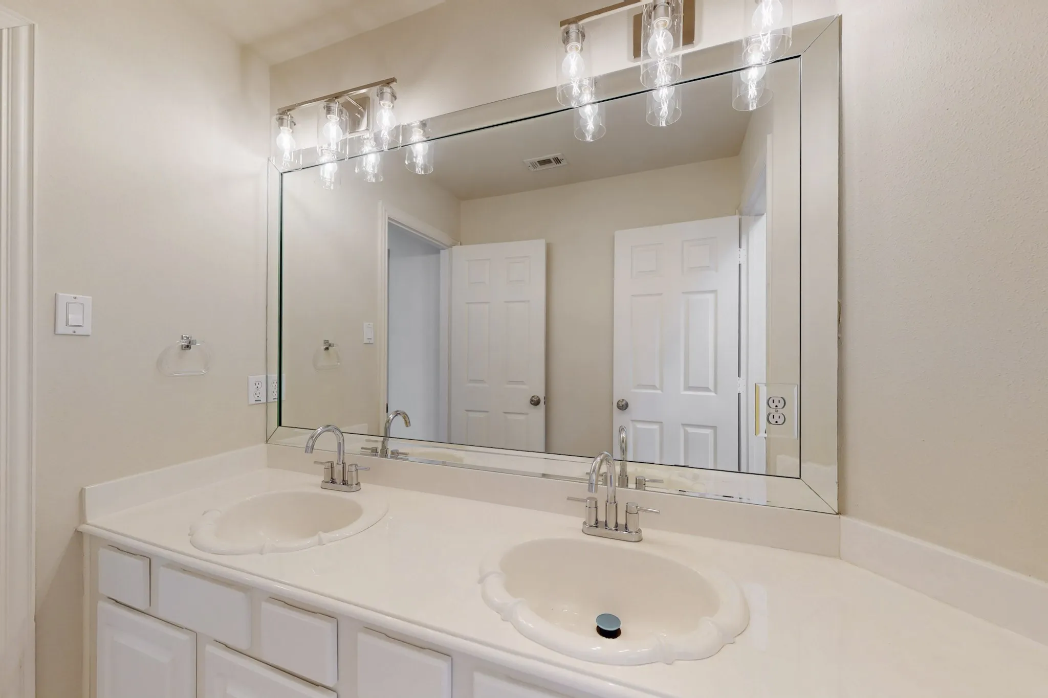 Single Family Residence For Rent in Collin County , 4033 Reading Drive, Plano, Texas 75093, 5 Bedroom, 4 Bathroom, 3 Garage spaces, 3,703 Sqft, built in 1996, mls#21376789, Real Estate Agent in Plano, Homes For Rent in Collin county, Homes For Rent in Plano, Realtor in Plano Texas, Real Estate Brokerage Independent Realty Texas, Luminita Cordes Realtor