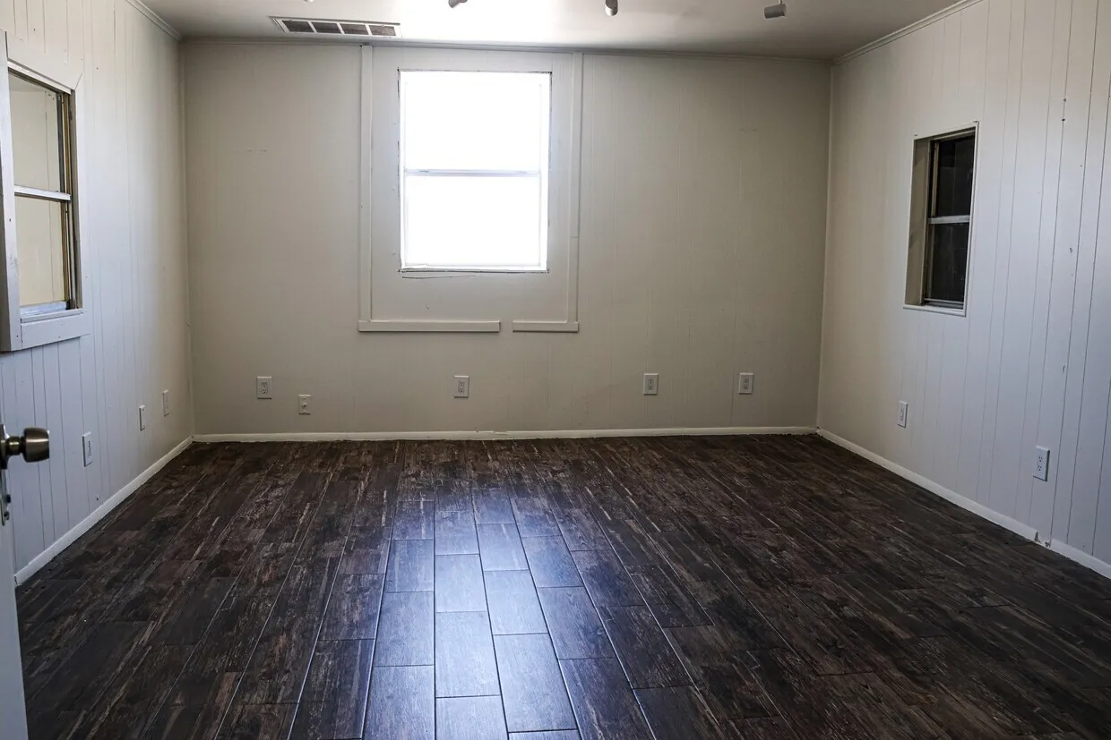 Industrial For Rent in Parker County , 1806 N MAIN Street, Weatherford, Texas 76085, 0, 0, Garage spaces, 5,750 Sqft, built in 1985, mls#21375898, Real Estate Agent in Weatherford, Homes For Rent in Parker county, Homes For Rent in Weatherford, Realtor in Weatherford Texas, Real Estate Brokerage Independent Realty Texas, Luminita Cordes Realtor