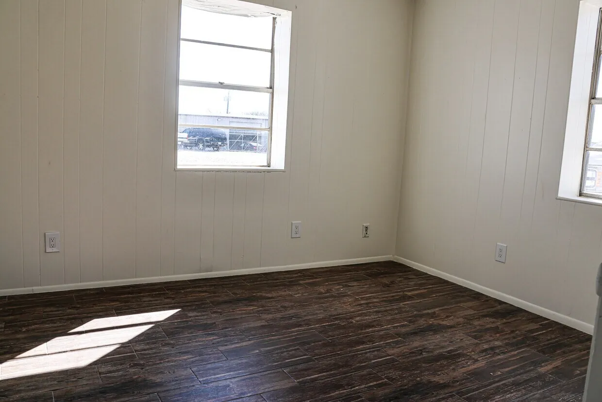 Industrial For Rent in Parker County , 1806 N MAIN Street, Weatherford, Texas 76085, 0, 0, Garage spaces, 5,750 Sqft, built in 1985, mls#21375898, Real Estate Agent in Weatherford, Homes For Rent in Parker county, Homes For Rent in Weatherford, Realtor in Weatherford Texas, Real Estate Brokerage Independent Realty Texas, Luminita Cordes Realtor