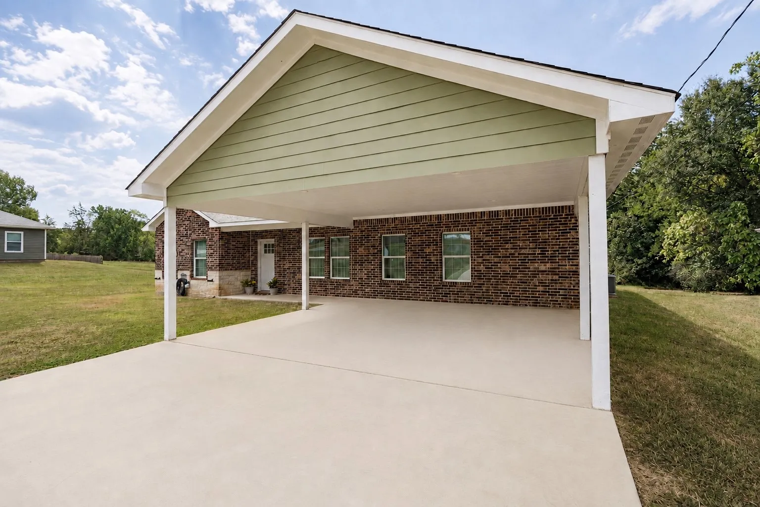 Single Family Residence For Sale in Titus County , 1190 E 1st Street, Mt Pleasant, Texas 75455, 3 Bedroom, 2 Bathroom, Garage spaces, 1,682 Sqft, built in 2021, mls#21364307, Real Estate Agent in Mt Pleasant, Homes For Sale in Titus county, Homes For Sale in Mt Pleasant, Realtor in Mt Pleasant Texas, Real Estate Brokerage Independent Realty Texas, Luminita Cordes Realtor