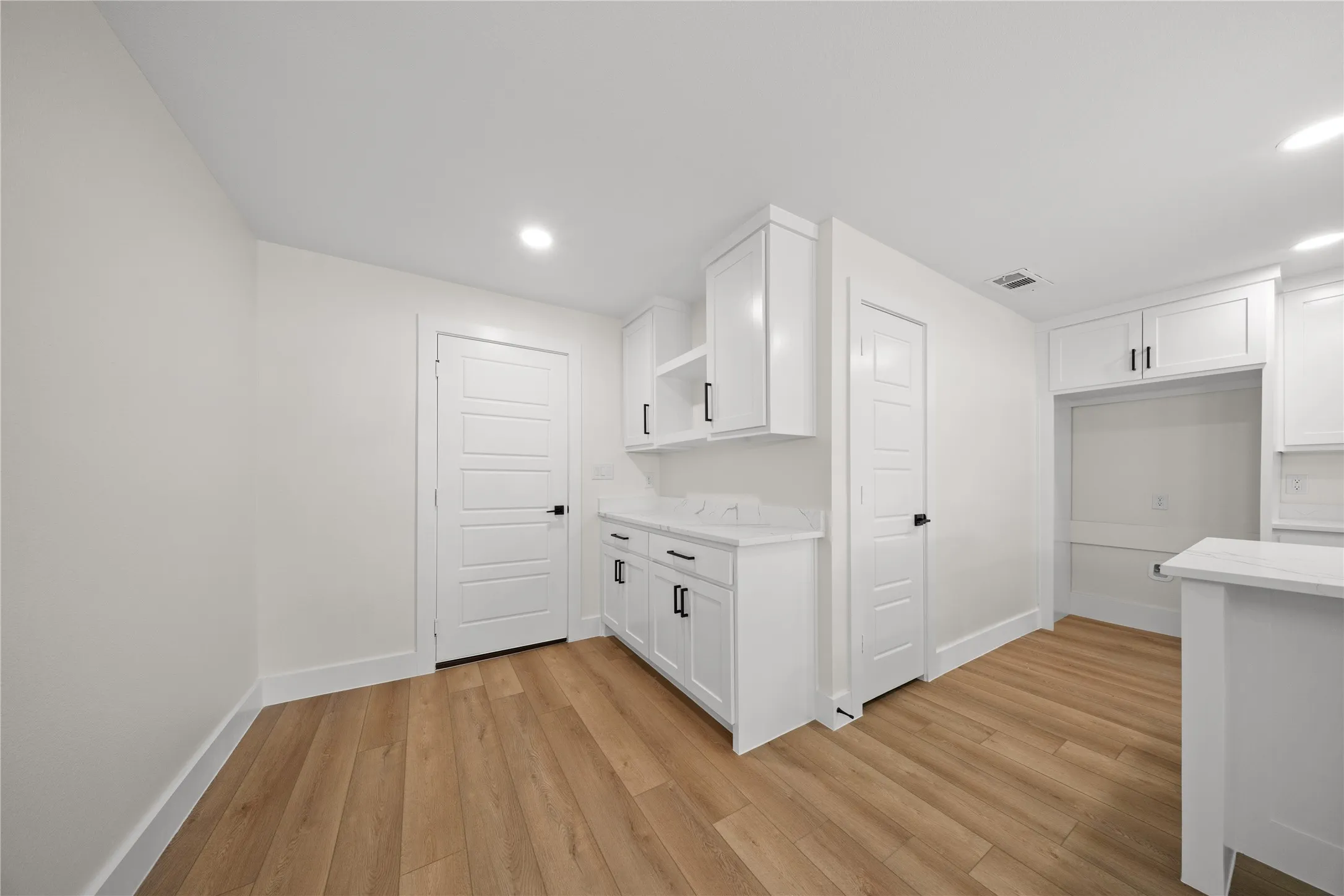 Single Family Residence For Sale in Dallas County , 110 S Yale Drive, Garland, Texas 75042, 3 Bedroom, 2 Bathroom, 2 Garage spaces, 1,357 Sqft, built in 1962, mls#21375122, Real Estate Agent in Garland, Homes For Sale in Dallas county, Homes For Sale in Garland, Realtor in Garland Texas, Real Estate Brokerage Independent Realty Texas, Luminita Cordes Realtor