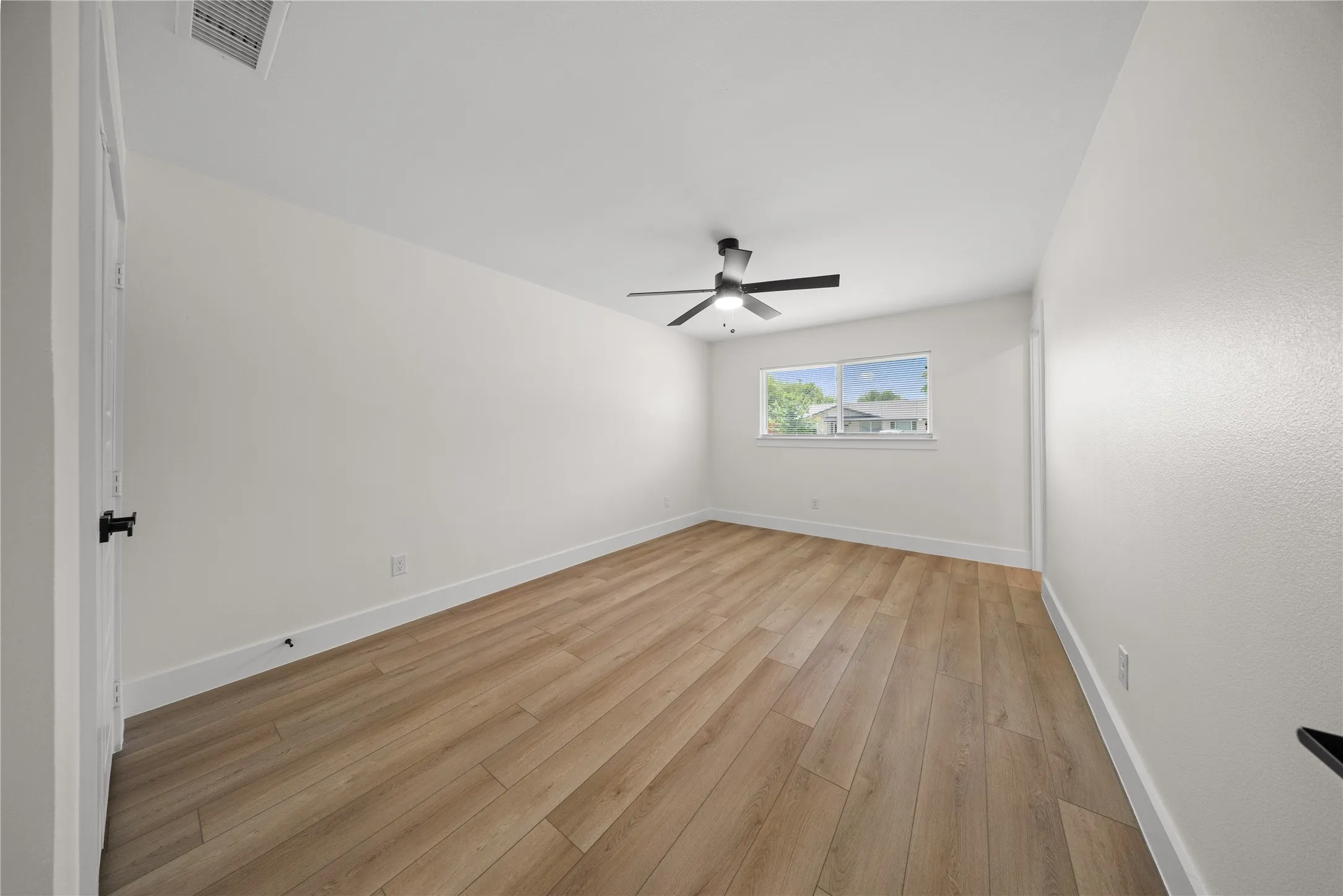 Single Family Residence For Sale in Dallas County , 110 S Yale Drive, Garland, Texas 75042, 3 Bedroom, 2 Bathroom, 2 Garage spaces, 1,357 Sqft, built in 1962, mls#21375122, Real Estate Agent in Garland, Homes For Sale in Dallas county, Homes For Sale in Garland, Realtor in Garland Texas, Real Estate Brokerage Independent Realty Texas, Luminita Cordes Realtor