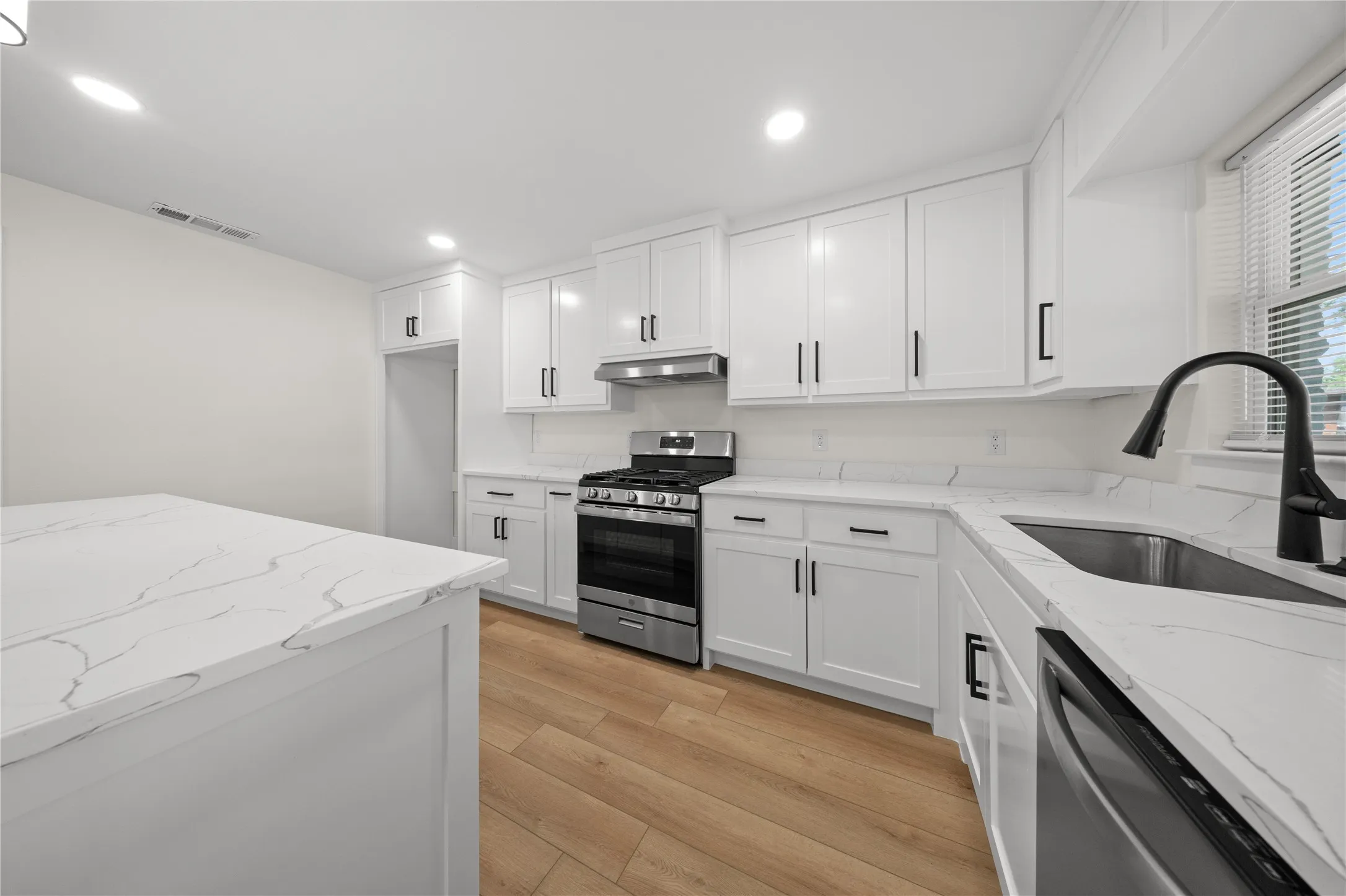 Single Family Residence For Sale in Dallas County , 110 S Yale Drive, Garland, Texas 75042, 3 Bedroom, 2 Bathroom, 2 Garage spaces, 1,357 Sqft, built in 1962, mls#21375122, Real Estate Agent in Garland, Homes For Sale in Dallas county, Homes For Sale in Garland, Realtor in Garland Texas, Real Estate Brokerage Independent Realty Texas, Luminita Cordes Realtor