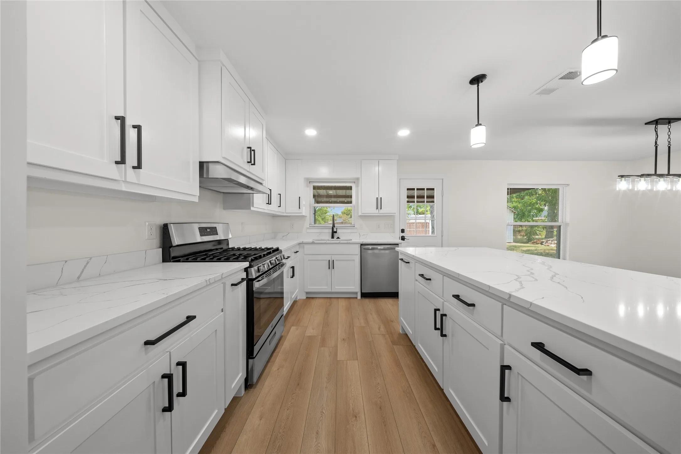Single Family Residence For Sale in Dallas County , 110 S Yale Drive, Garland, Texas 75042, 3 Bedroom, 2 Bathroom, 2 Garage spaces, 1,357 Sqft, built in 1962, mls#21375122, Real Estate Agent in Garland, Homes For Sale in Dallas county, Homes For Sale in Garland, Realtor in Garland Texas, Real Estate Brokerage Independent Realty Texas, Luminita Cordes Realtor