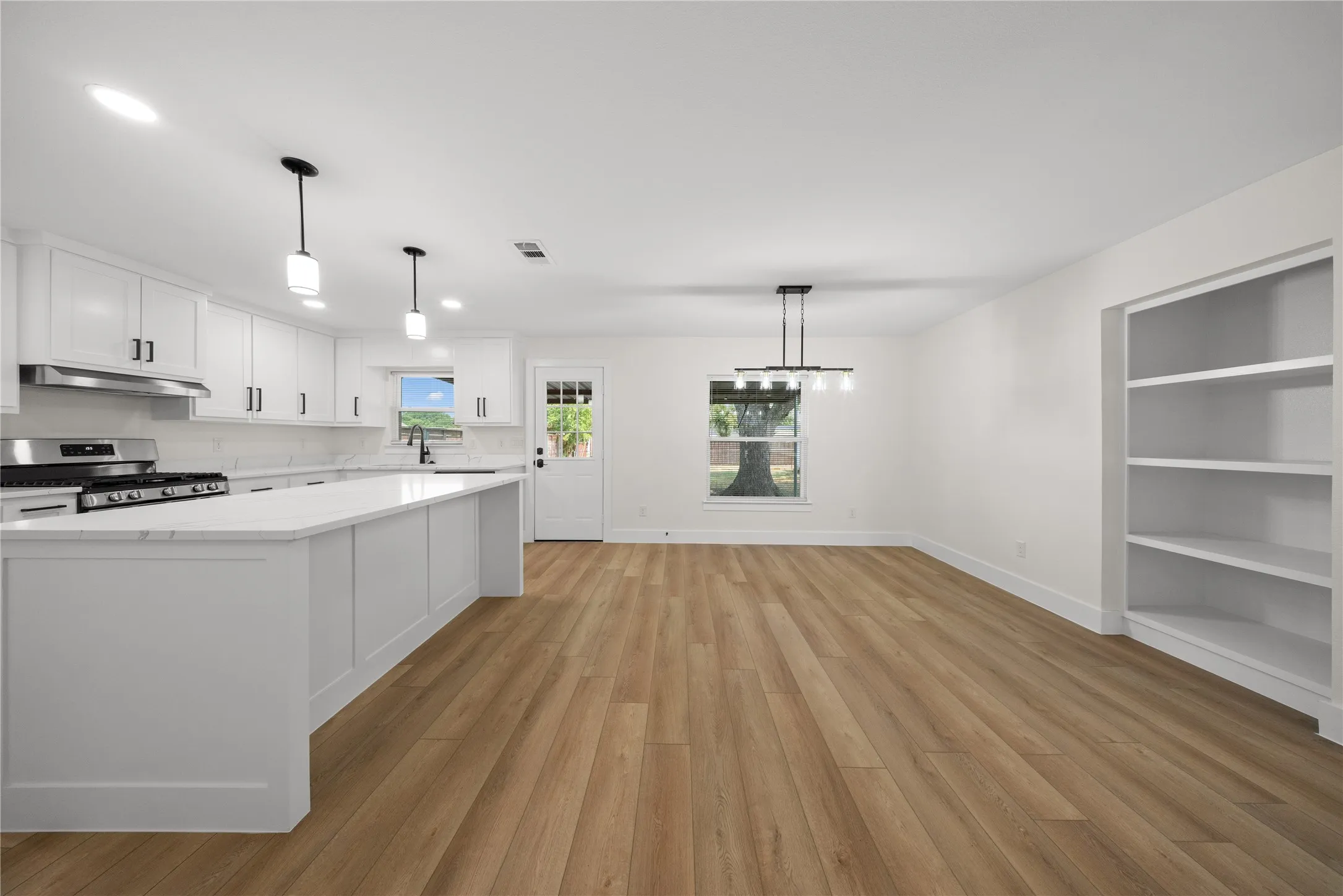 Single Family Residence For Sale in Dallas County , 110 S Yale Drive, Garland, Texas 75042, 3 Bedroom, 2 Bathroom, 2 Garage spaces, 1,357 Sqft, built in 1962, mls#21375122, Real Estate Agent in Garland, Homes For Sale in Dallas county, Homes For Sale in Garland, Realtor in Garland Texas, Real Estate Brokerage Independent Realty Texas, Luminita Cordes Realtor