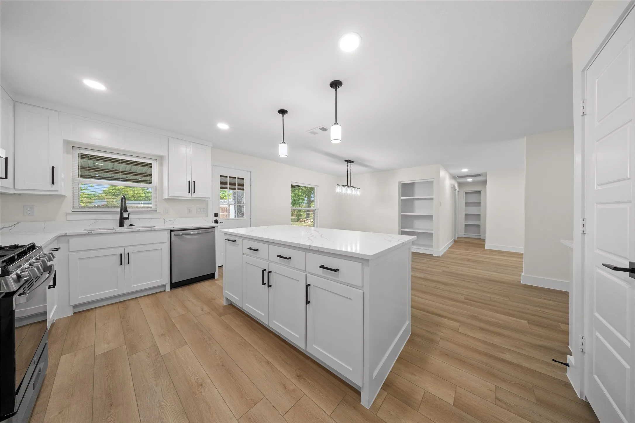 Single Family Residence For Sale in Dallas County , 110 S Yale Drive, Garland, Texas 75042, 3 Bedroom, 2 Bathroom, 2 Garage spaces, 1,357 Sqft, built in 1962, mls#21375122, Real Estate Agent in Garland, Homes For Sale in Dallas county, Homes For Sale in Garland, Realtor in Garland Texas, Real Estate Brokerage Independent Realty Texas, Luminita Cordes Realtor