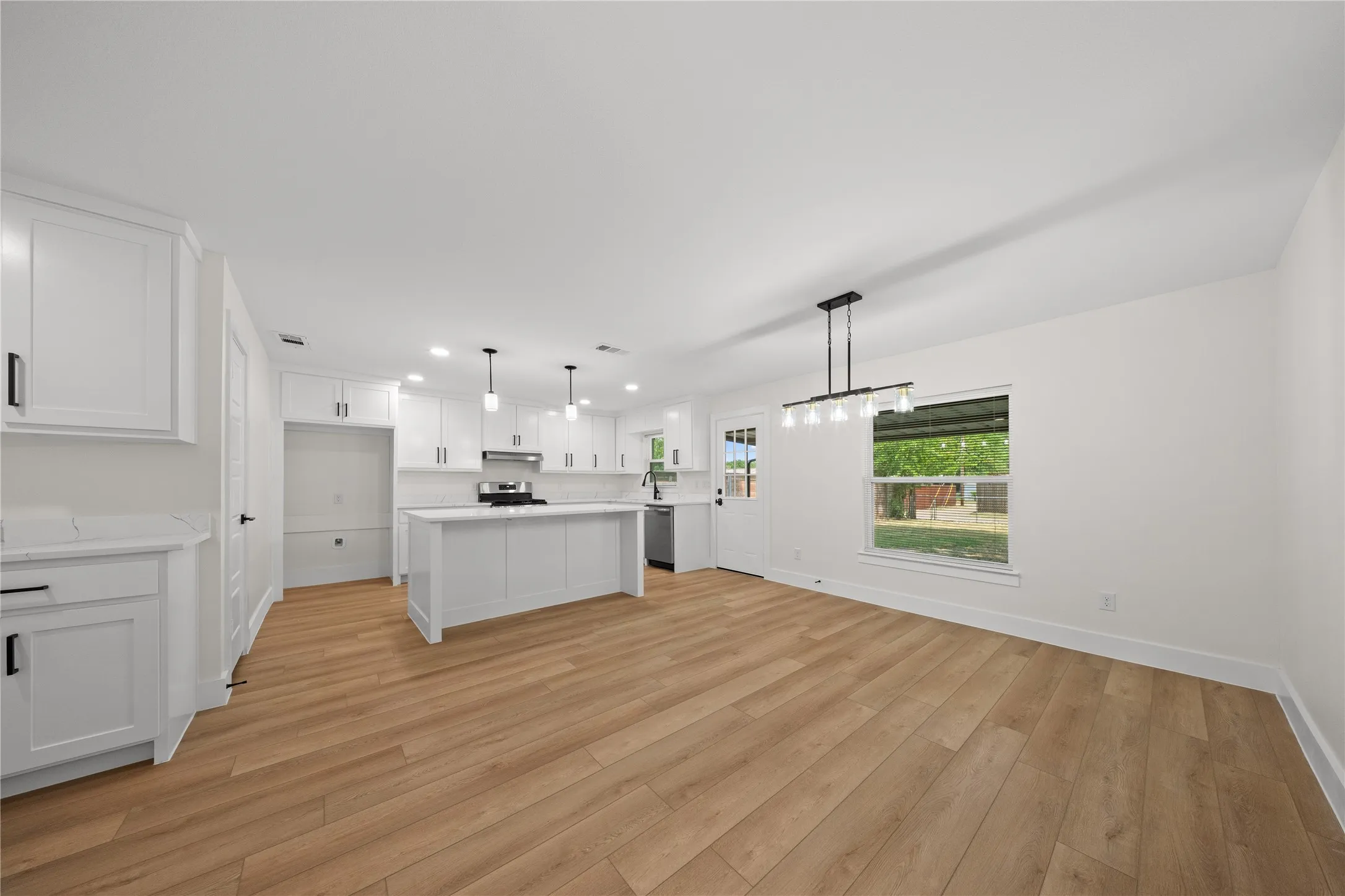 Single Family Residence For Sale in Dallas County , 110 S Yale Drive, Garland, Texas 75042, 3 Bedroom, 2 Bathroom, 2 Garage spaces, 1,357 Sqft, built in 1962, mls#21375122, Real Estate Agent in Garland, Homes For Sale in Dallas county, Homes For Sale in Garland, Realtor in Garland Texas, Real Estate Brokerage Independent Realty Texas, Luminita Cordes Realtor